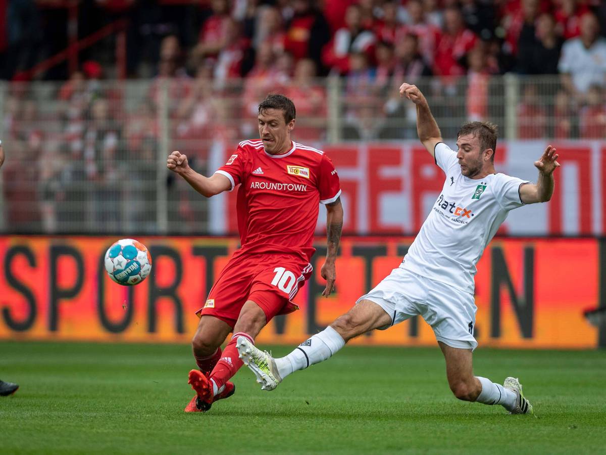 Gladbach-Spieler Christoph Kramer (r.) mit ausgestrecktem Bein im Kampf um den Ball mit Max Kruse (l.) von Union Berlin am 29. August 2021.