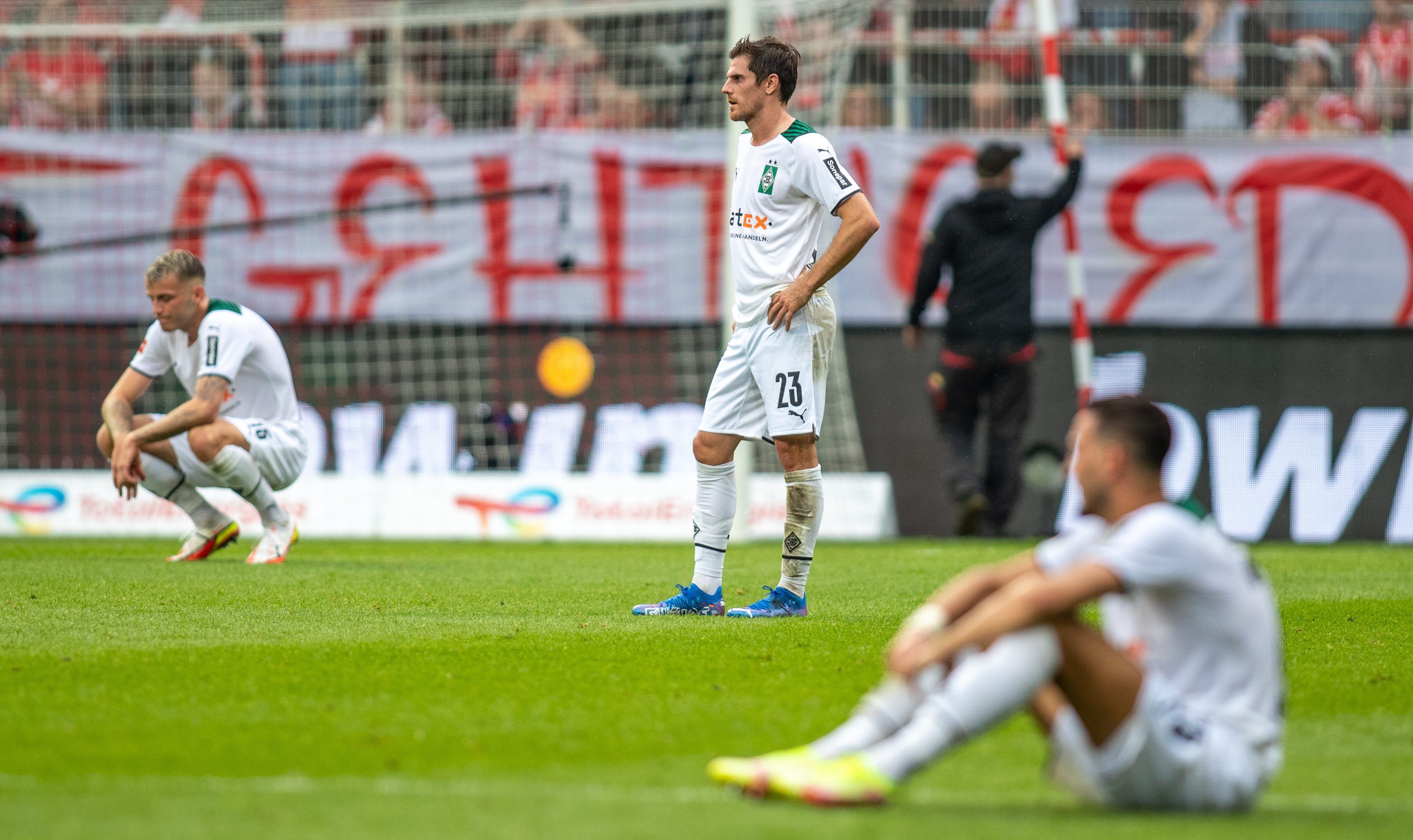 Gladbachs Jonas Hofmann (M)  steht nach der Niederlage bei Union Berlin am 29. August 2021 im Stadion An der Alten Försterei enttäuscht auf dem Spielfeld.