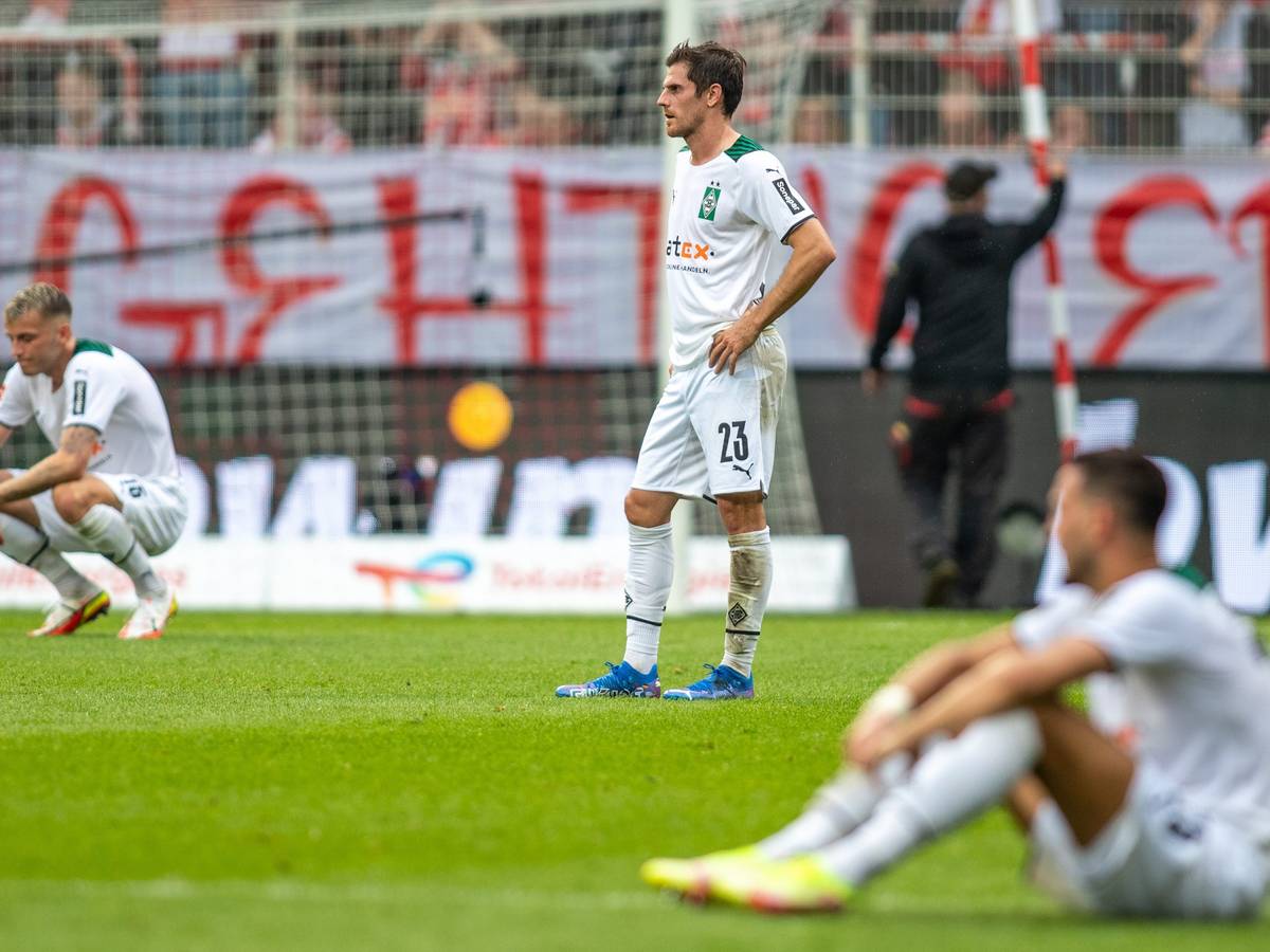 Gladbachs Jonas Hofmann (M) steht nach der Niederlage bei Union Berlin am 29. August 2021 im Stadion An der Alten Försterei enttäuscht auf dem Spielfeld.