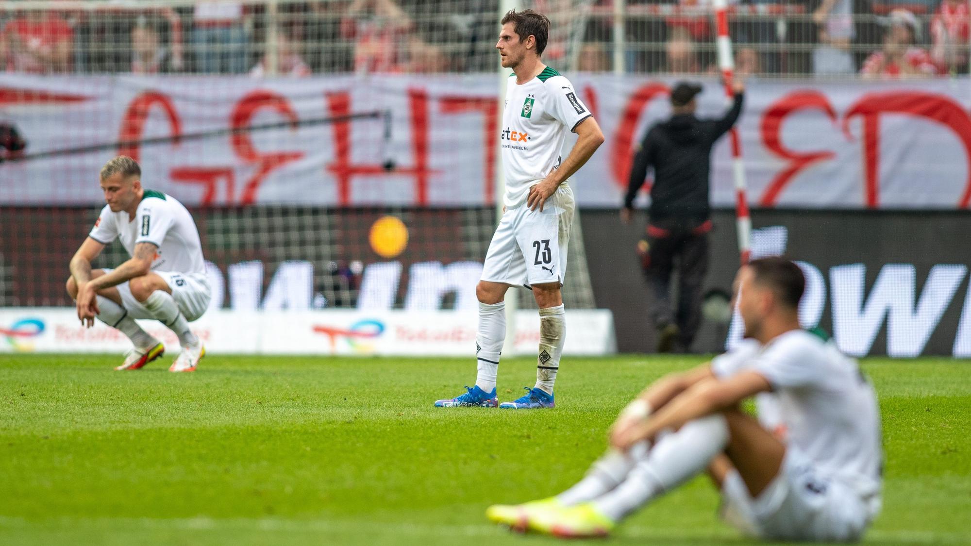 Gladbachs Jonas Hofmann (M) steht nach der Niederlage bei Union Berlin am 29. August 2021 im Stadion An der Alten Försterei enttäuscht auf dem Spielfeld.