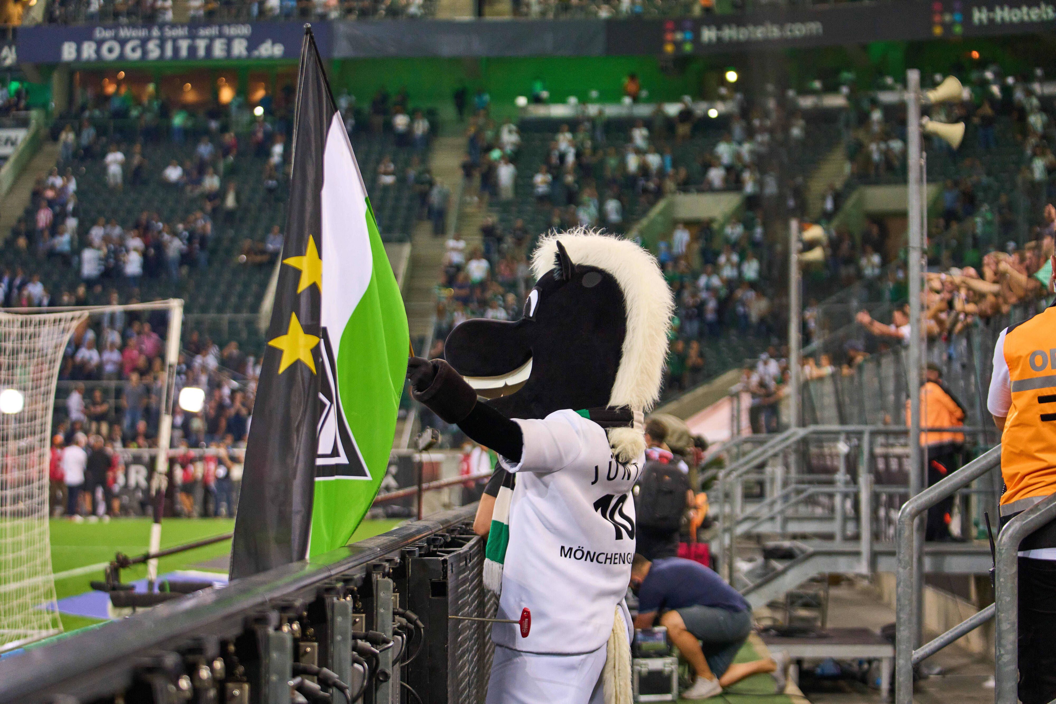 Maskottchen Jünter schwingt die Fahne von Borussia Mönchengladbach am 13. August 2021.