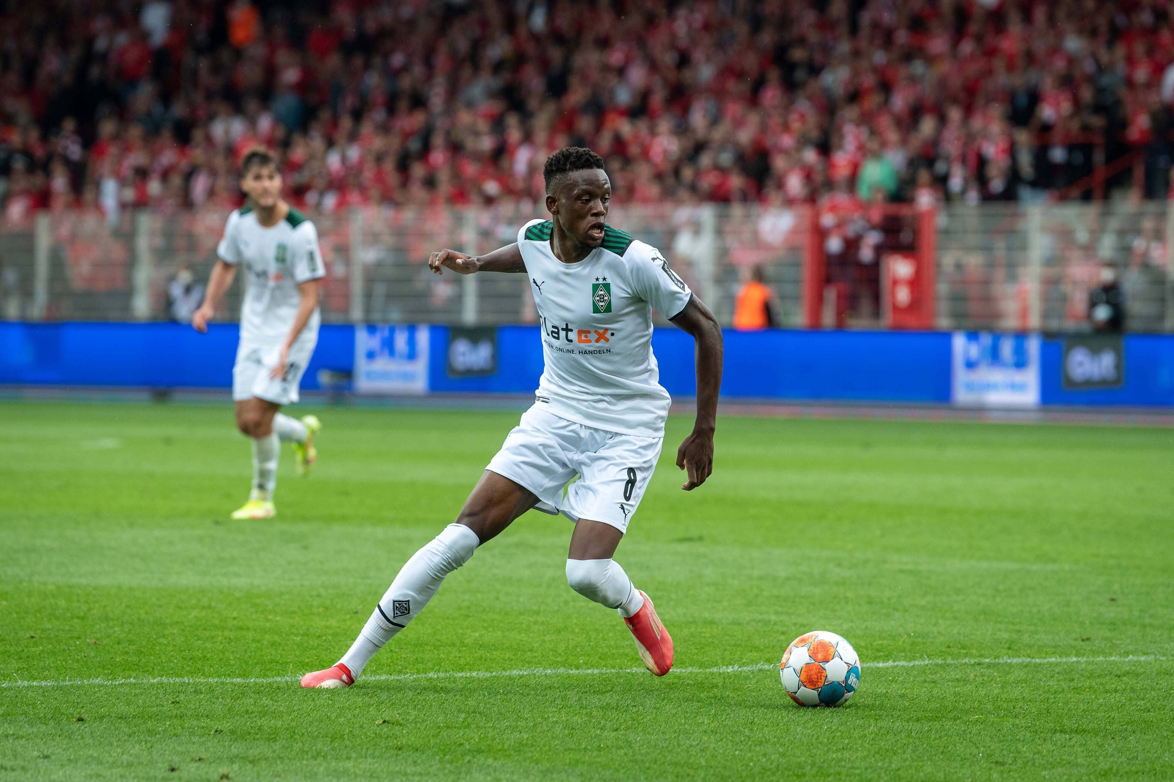 Denis Zakaria, Mittelfeldspieler von Borussia Mönchengladbach, in einer Ballaktion im Bundesligaspiel von Gladbach bei Union Berlin am 29. August 2021.
