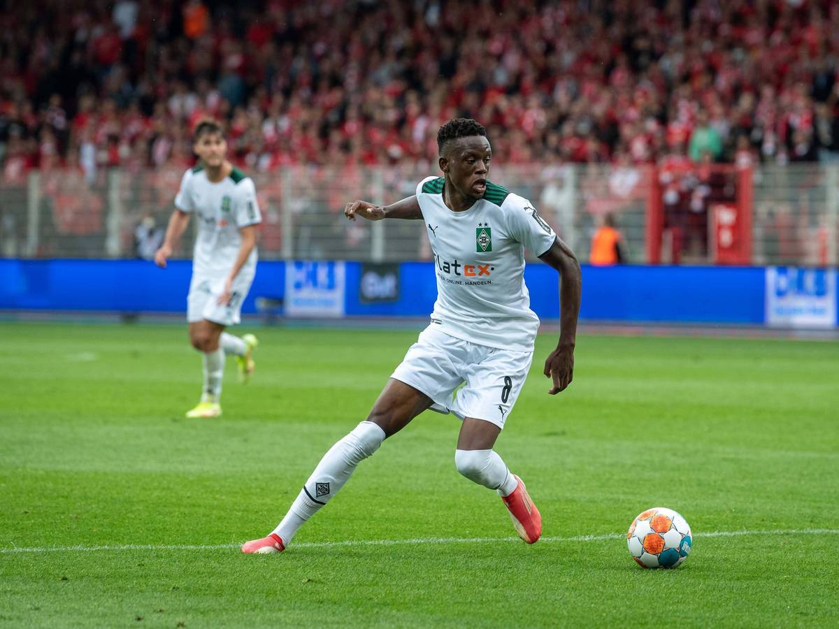 Denis Zakaria, Mittelfeldspieler von Borussia Mönchengladbach, in einer Ballaktion im Bundesligaspiel von Gladbach bei Union Berlin am 29. August 2021.