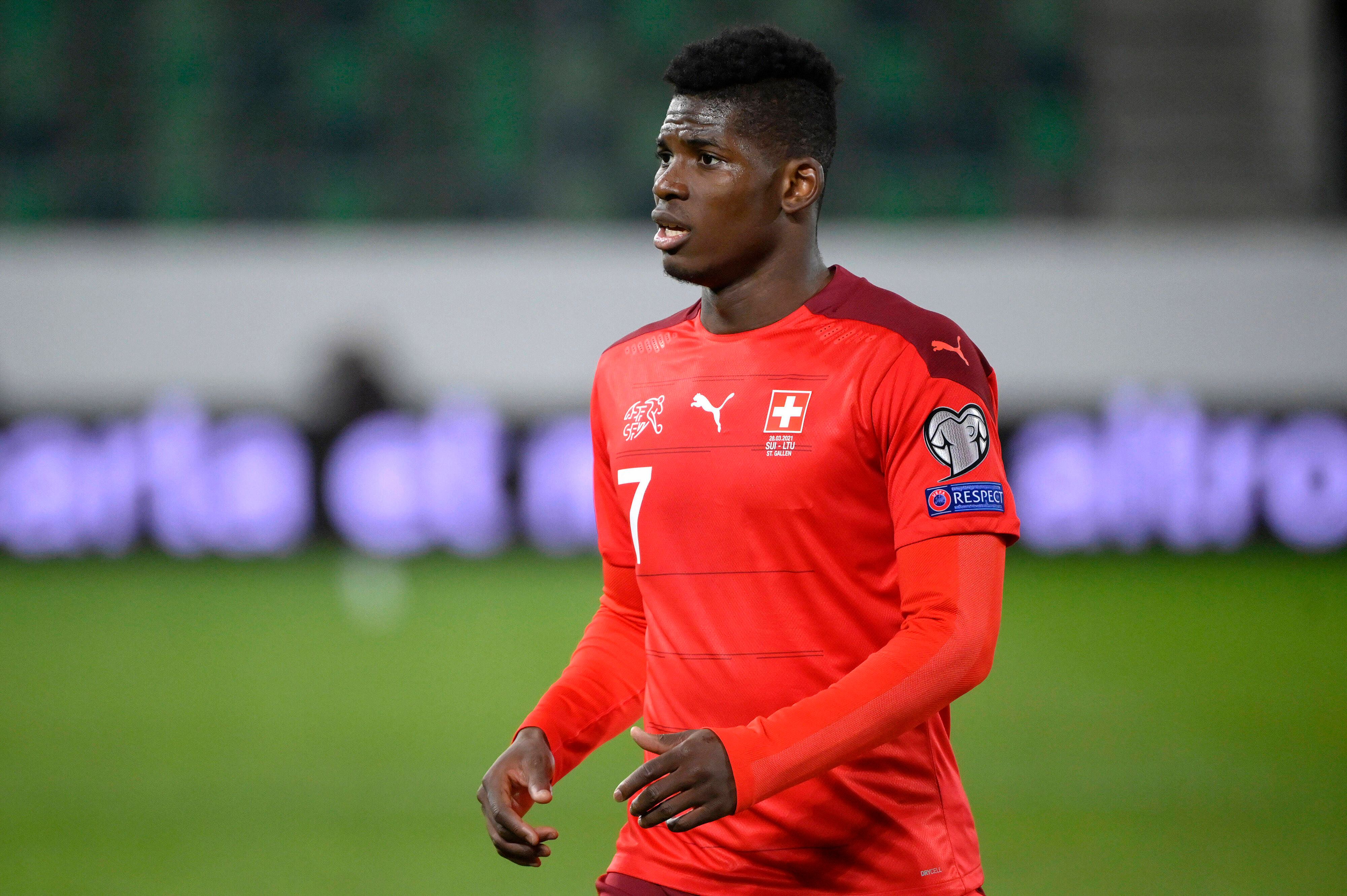 Breel Embolo von Borussia Mönchengladbach beim Länderspiel gegen Litauen am 28. März 2023 mit skeptischem Blick.