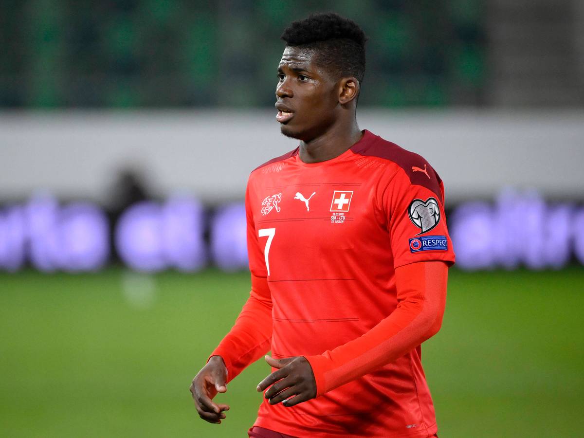 Breel Embolo von Borussia Mönchengladbach beim Länderspiel gegen Litauen am 28. März 2023 mit skeptischem Blick.