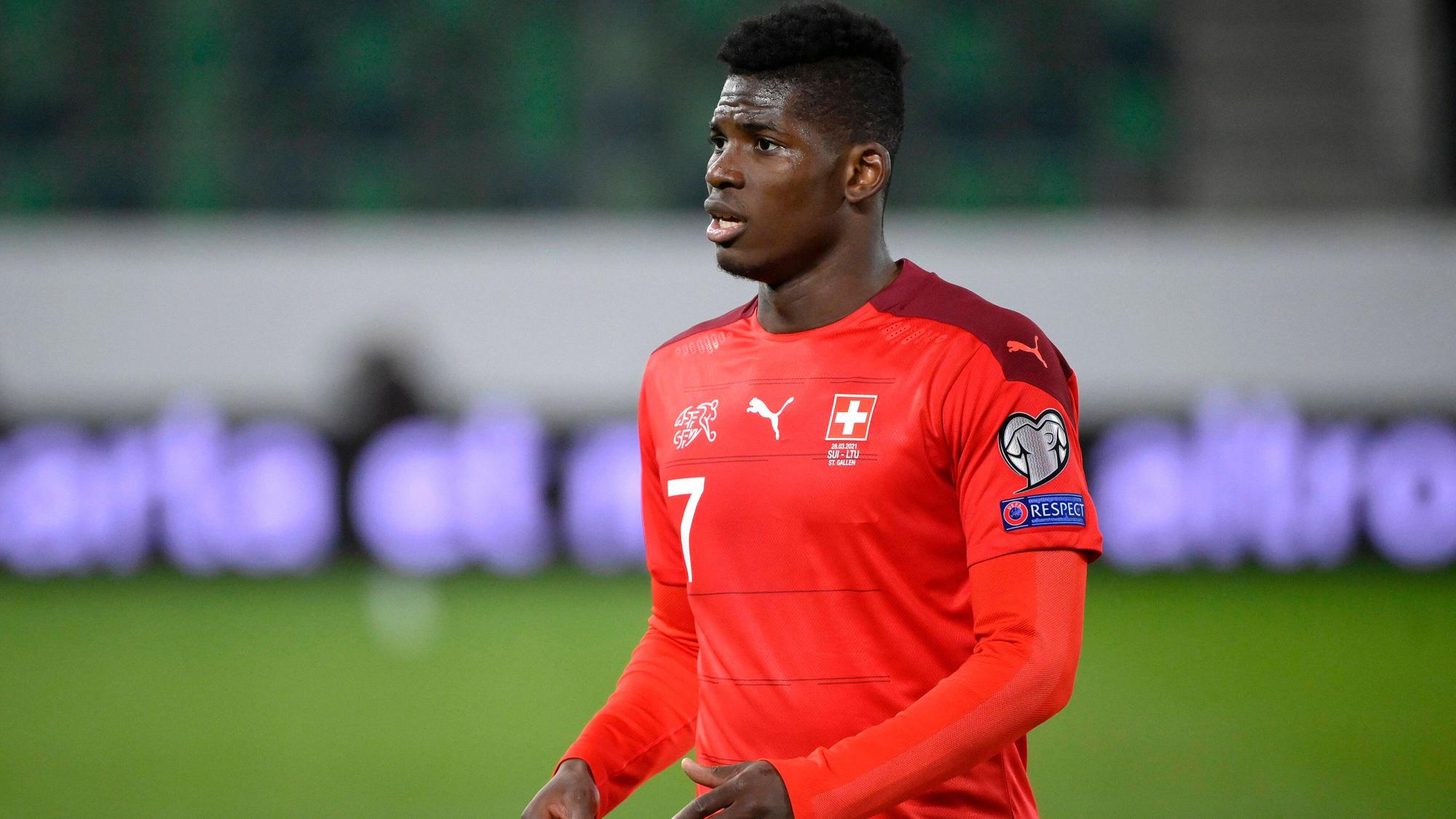 Breel Embolo von Borussia Mönchengladbach beim Länderspiel gegen Litauen am 28. März 2023 mit skeptischem Blick.
