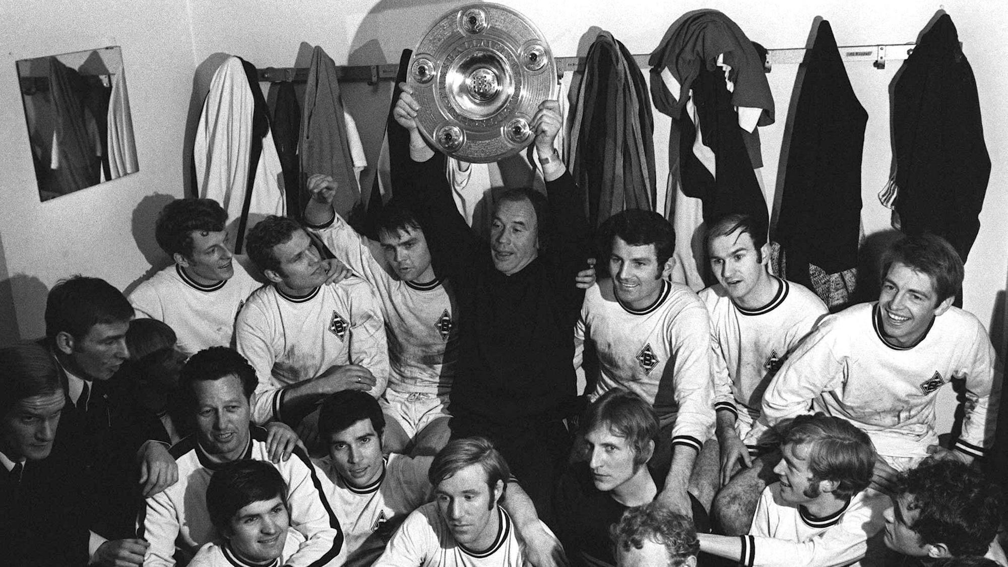 Die Gladbacher Hinten: Herbert Wimmer, Klaus Dieter Sieloff, Herbert Laumen, Trainer Hennes Weisweiler mit der Schale, Ludwig Müller, Horst Köppel, Hartwig Bleidick vorn: Co Trainer Schlott hi., Heinz Wittmann, Peter Dietrich, Günter Netzer feierten am 30. April 1970 ihre erste deutsche Meisterschaft.