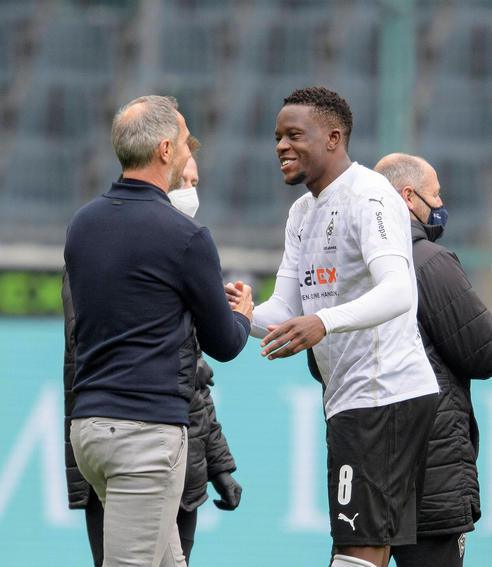 Gladbach-Trainer Adi Hütter (Damals noch Trainer von Eintracht Frankfurt) und Gladbachs Denis Zakaria begrüßen sich herzlich am 17. April 2021.