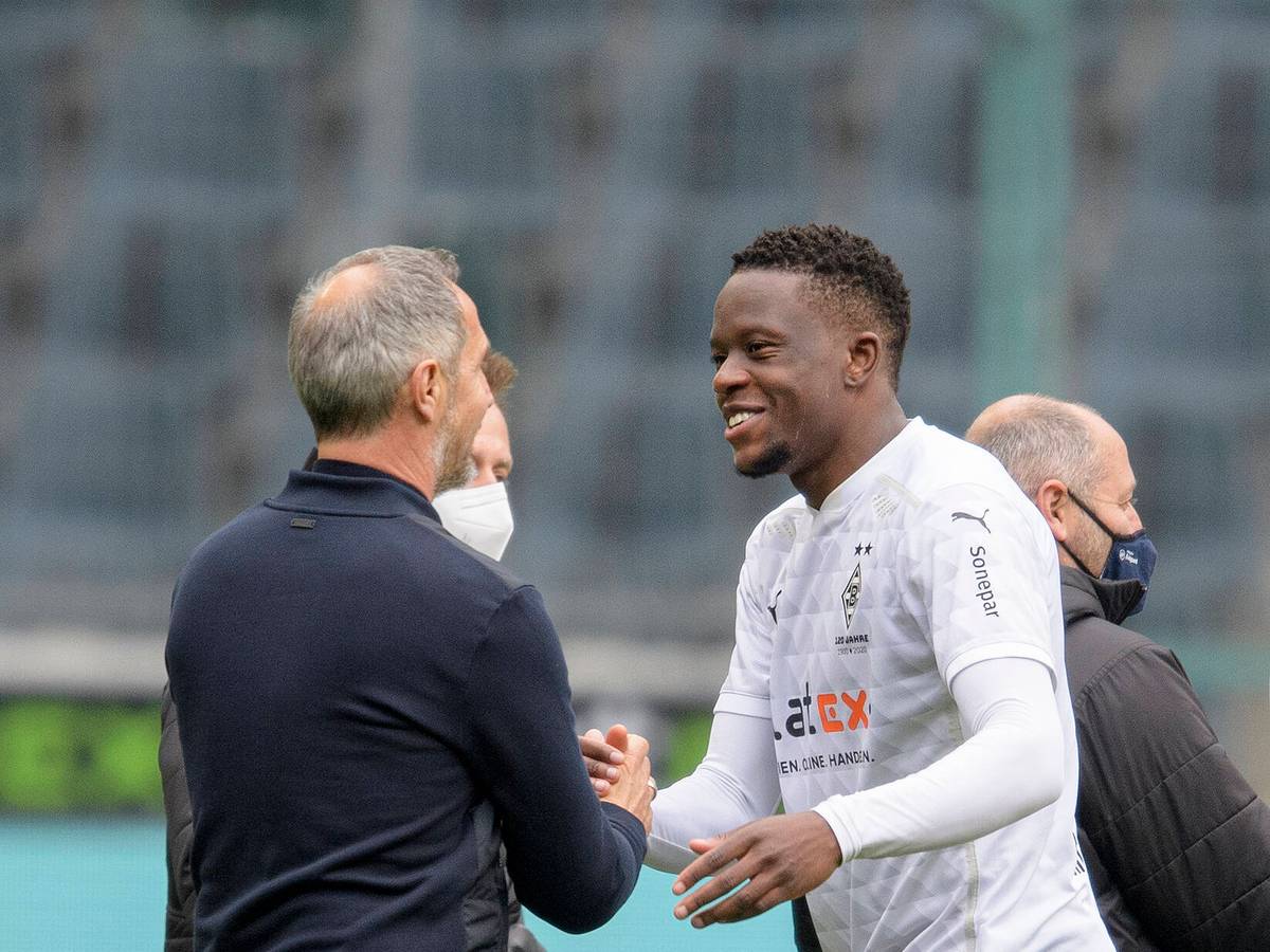 Gladbach-Trainer Adi Hütter (Damals noch Trainer von Eintracht Frankfurt) und Gladbachs Denis Zakaria begrüßen sich herzlich am 17. April 2021.