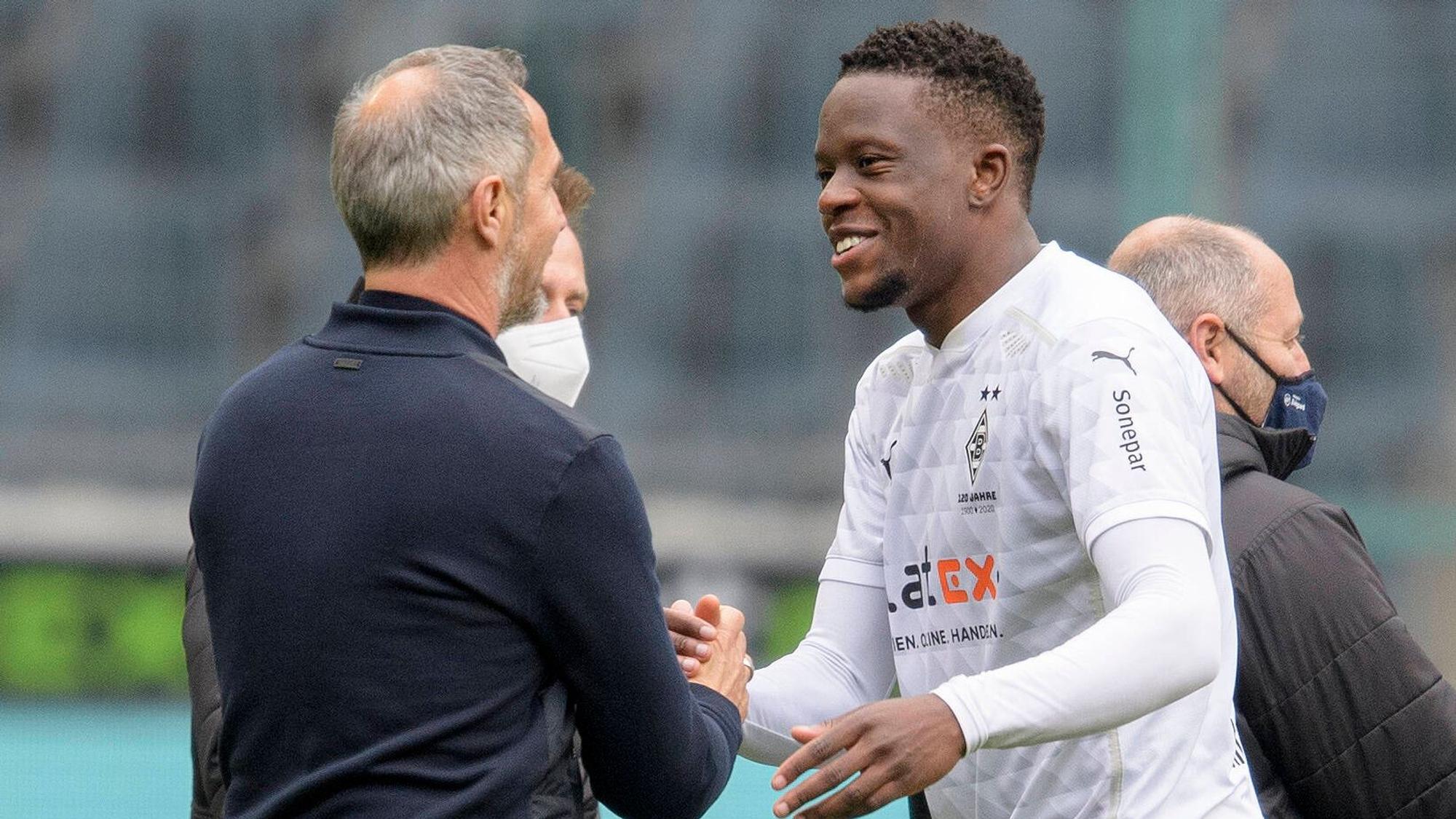 Gladbach-Trainer Adi Hütter (Damals noch Trainer von Eintracht Frankfurt) und Gladbachs Denis Zakaria begrüßen sich herzlich am 17. April 2021.