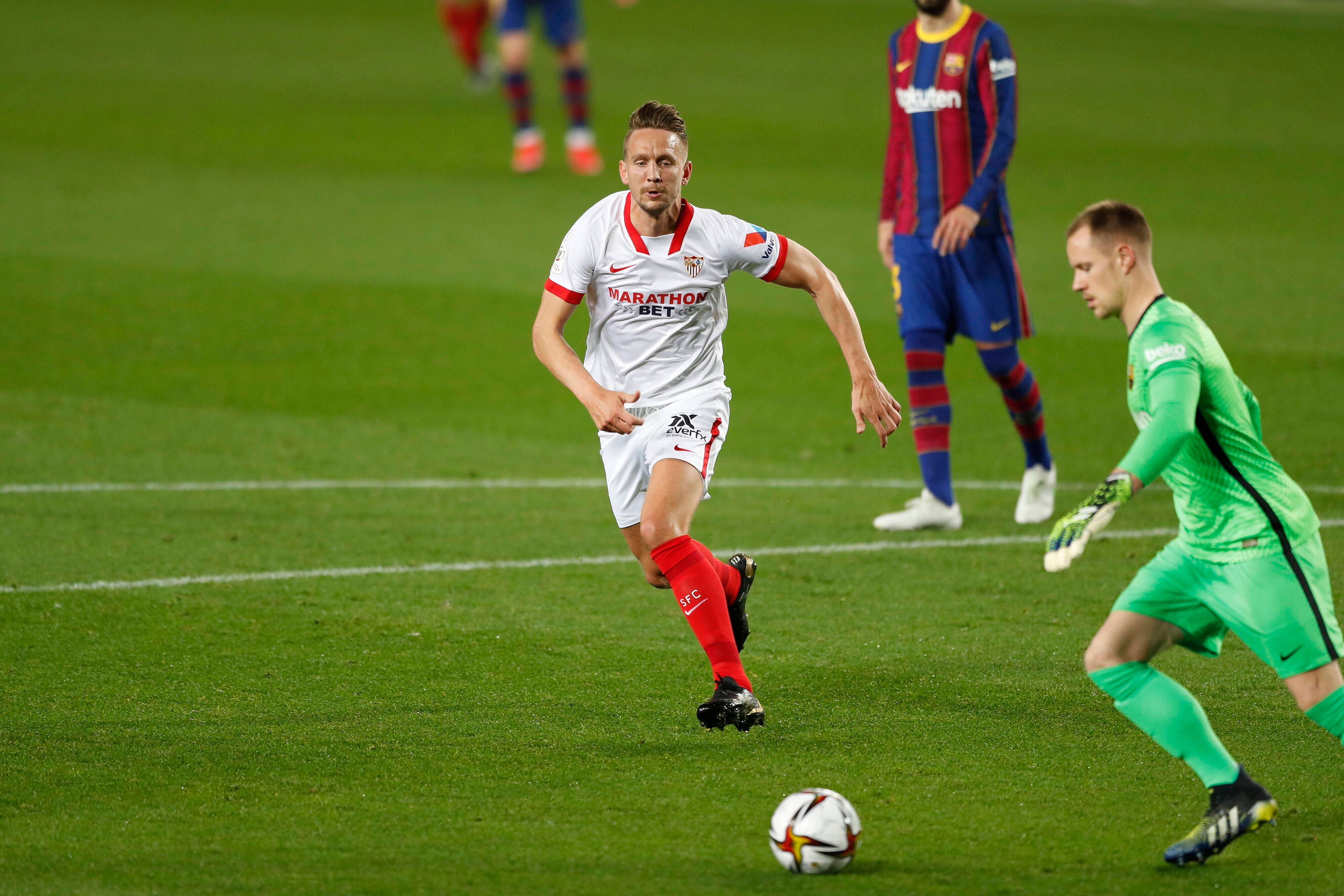 Torhüter Marc-André ter Stegen (r.) und Stürmer Luuk de Jong (l.) sind am 3. März 2021 in der Copa del Rey, im Duell zwischen dem FC Barcelona und FC Sevilla, noch Gegner gewesen. Nun spielen die beiden Ex-Gladbacher gemeinsam für „Barça“. Nun spielen die beiden Ex-Gladbacher gemeinsam für „Barça“. In dieser Szene läuft de Jong ter Stegen an.