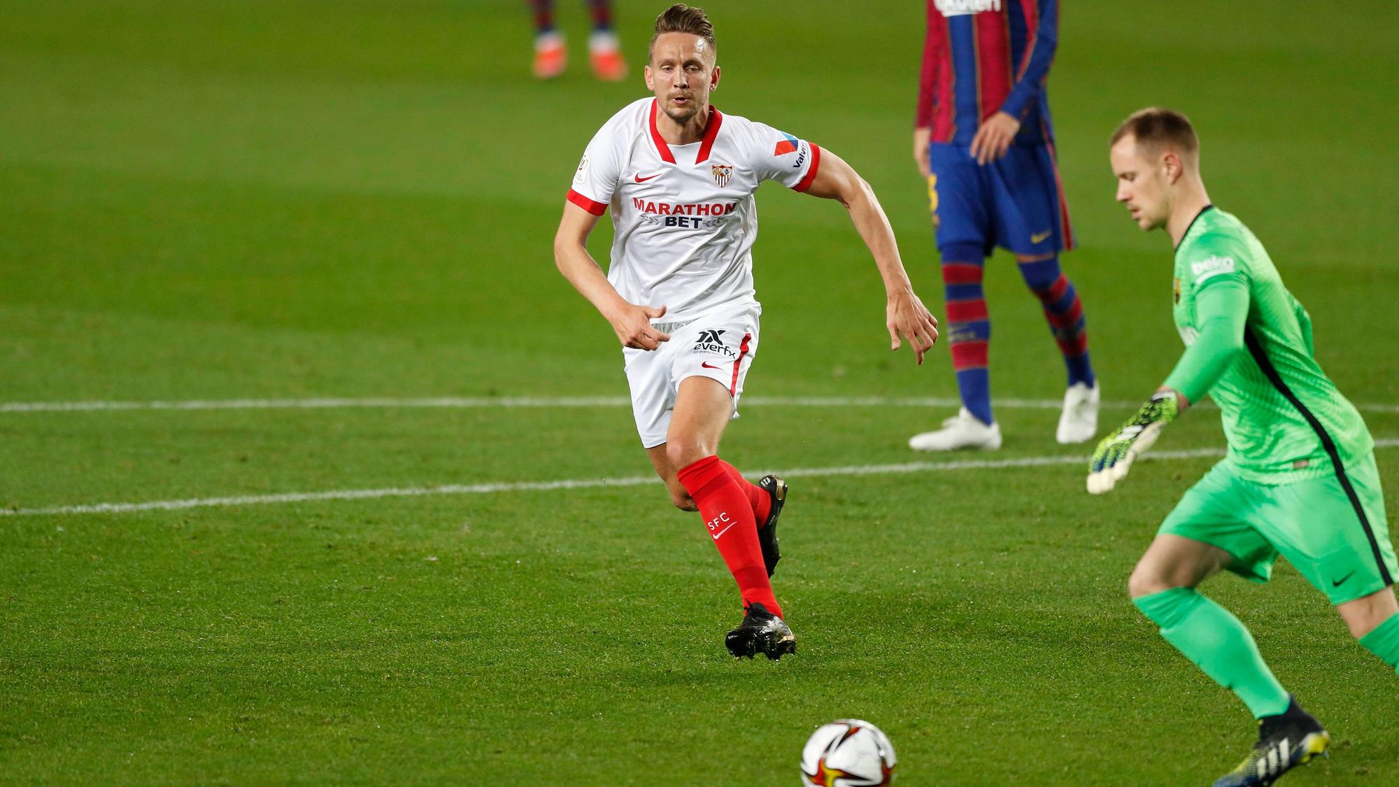 Torhüter Marc-André ter Stegen (r.) und Stürmer Luuk de Jong (l.) sind am 3. März 2021 in der Copa del Rey, im Duell zwischen dem FC Barcelona und FC Sevilla, noch Gegner gewesen. Nun spielen die beiden Ex-Gladbacher gemeinsam für „Barça“. Nun spielen die beiden Ex-Gladbacher gemeinsam für „Barça“. In dieser Szene läuft de Jong ter Stegen an.