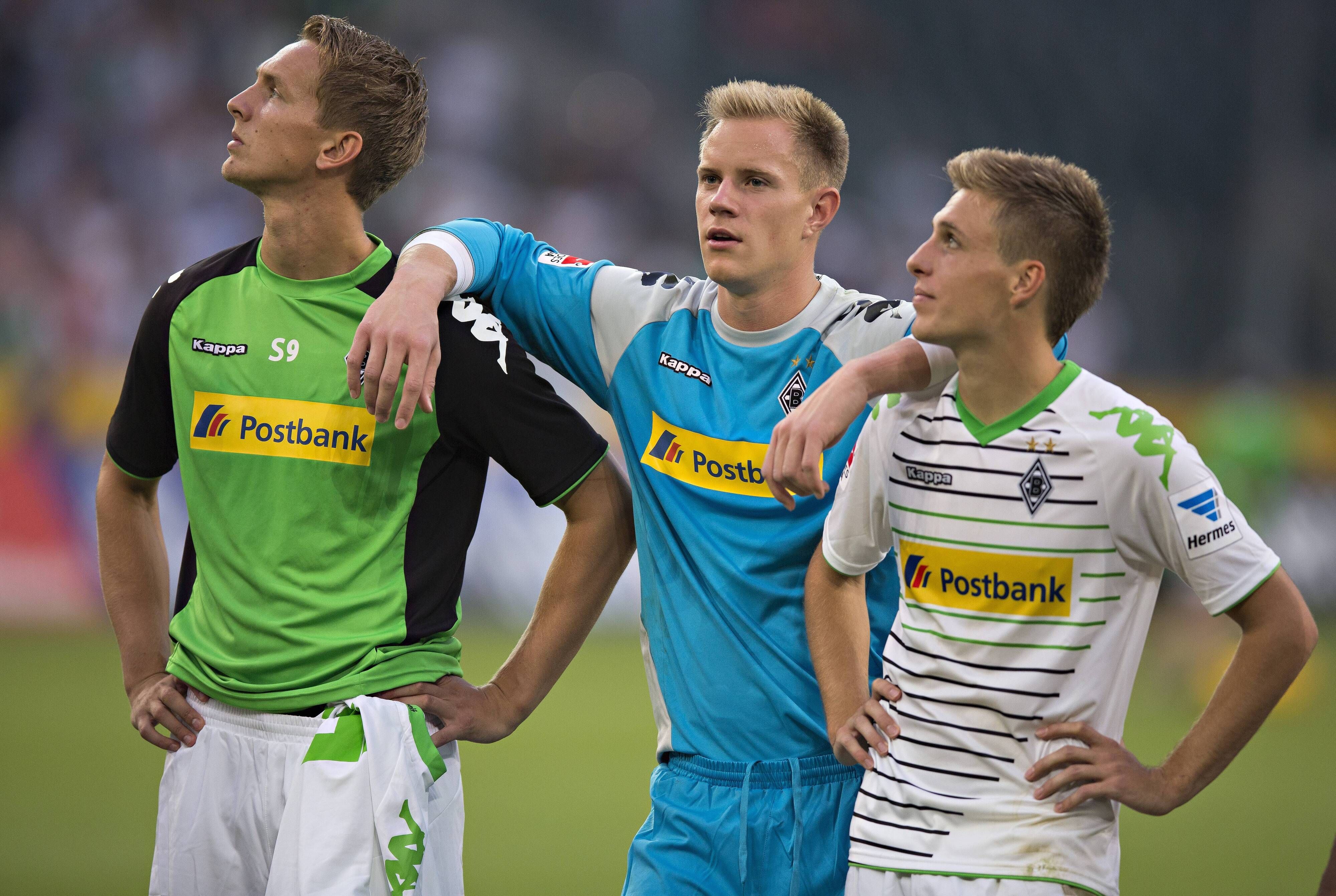 Marc-André ter Stegen (Mitte) und Luuk de Jong (l.) am 17. August 2013, mit Patrick Herrmann (r.), in Diensten von Borussia Mönchengladbach. Die drei Spieler schauen ins Publikum. Ter Stegen und de Jong spielen nun beim FC Barcelona erneut zusammen.