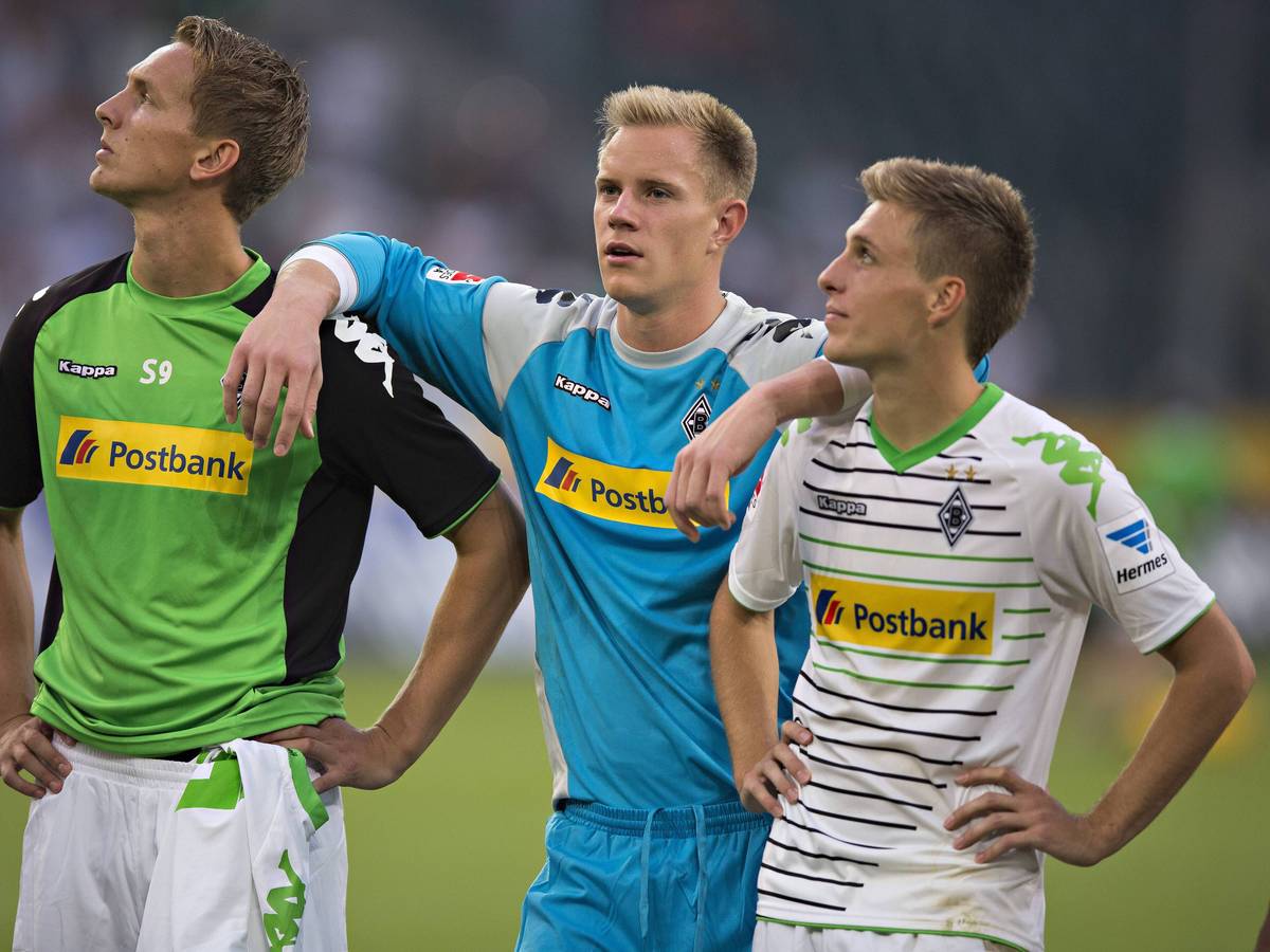 Marc-André ter Stegen (Mitte) und Luuk de Jong (l.) am 17. August 2013, mit Patrick Herrmann (r.), in Diensten von Borussia Mönchengladbach. Die drei Spieler schauen ins Publikum. Ter Stegen und de Jong spielen nun beim FC Barcelona erneut zusammen.
