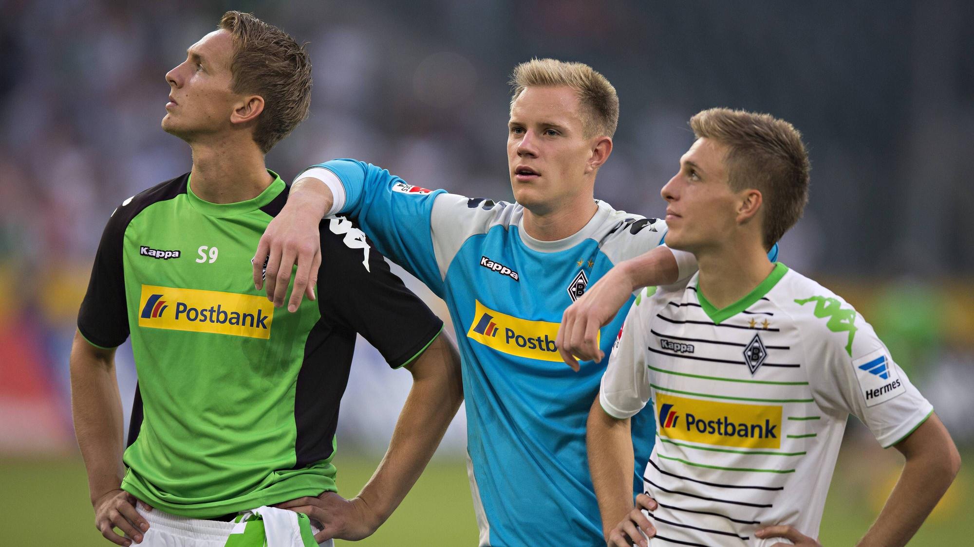 Marc-André ter Stegen (Mitte) und Luuk de Jong (l.) am 17. August 2013, mit Patrick Herrmann (r.), in Diensten von Borussia Mönchengladbach. Die drei Spieler schauen ins Publikum. Ter Stegen und de Jong spielen nun beim FC Barcelona erneut zusammen.