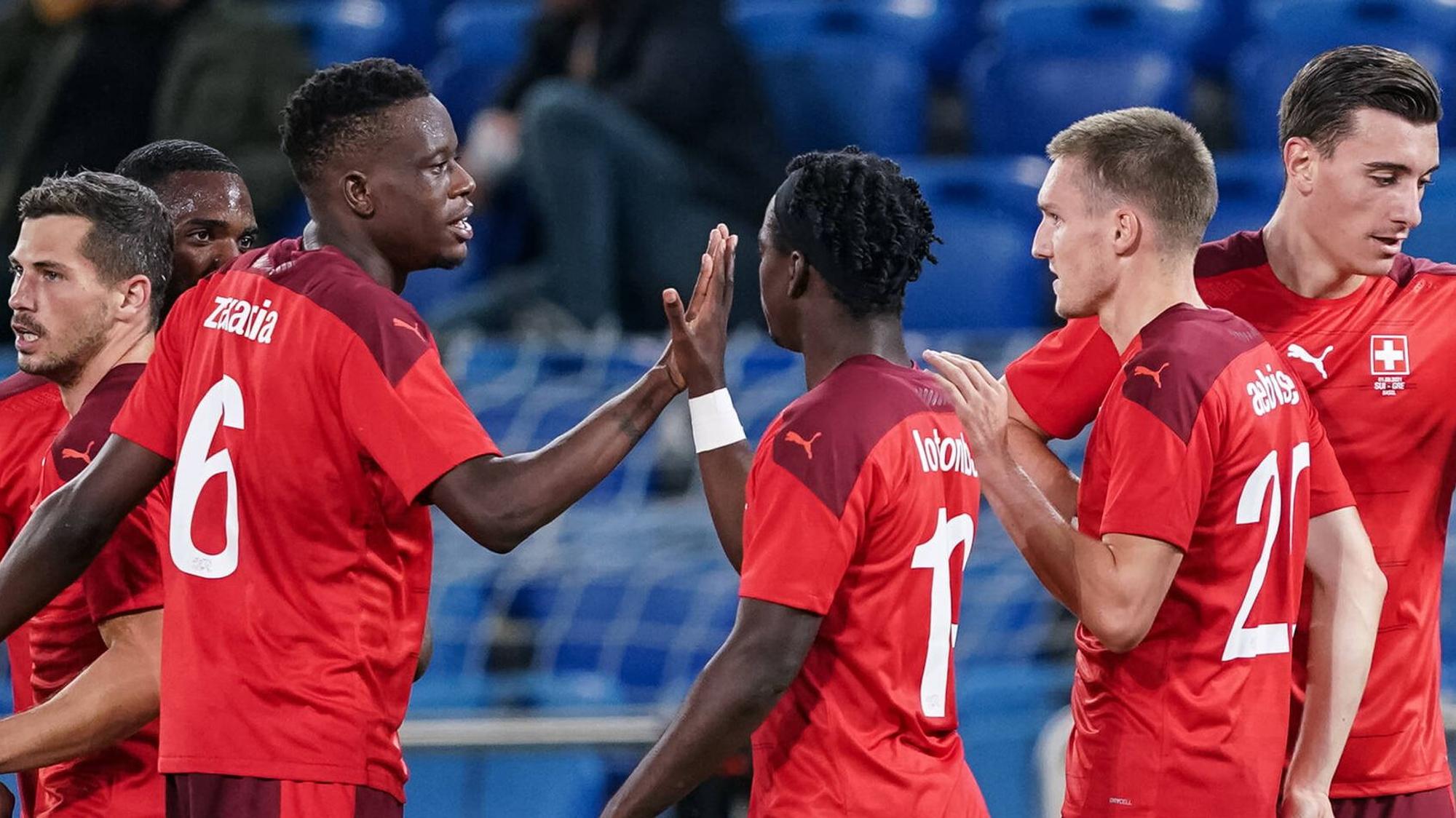 Denis Zakaria (l.), Mittelfeldspielervon Borussia Mönchengladbach, jubelt im Trikot der Schweizer Nationalmannschaft mit seinen Team-Kollegen über den Siegtreffer zum 2:1 im Test-Duell gegen Griechenland (1. September 2021).