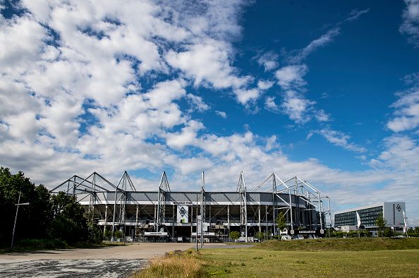 Der Borussia-Park, Heimspielstätte von Bundesligist Borussia Mönchengladbach, am 2. Juli 2020 von außen betrachtet.