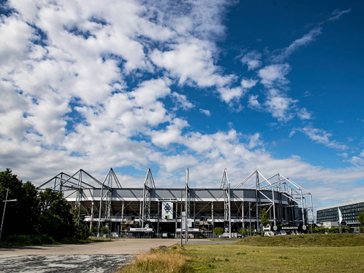 Der Borussia-Park, Heimspielstätte von Bundesligist Borussia Mönchengladbach, am 2. Juli 2020 von außen betrachtet.