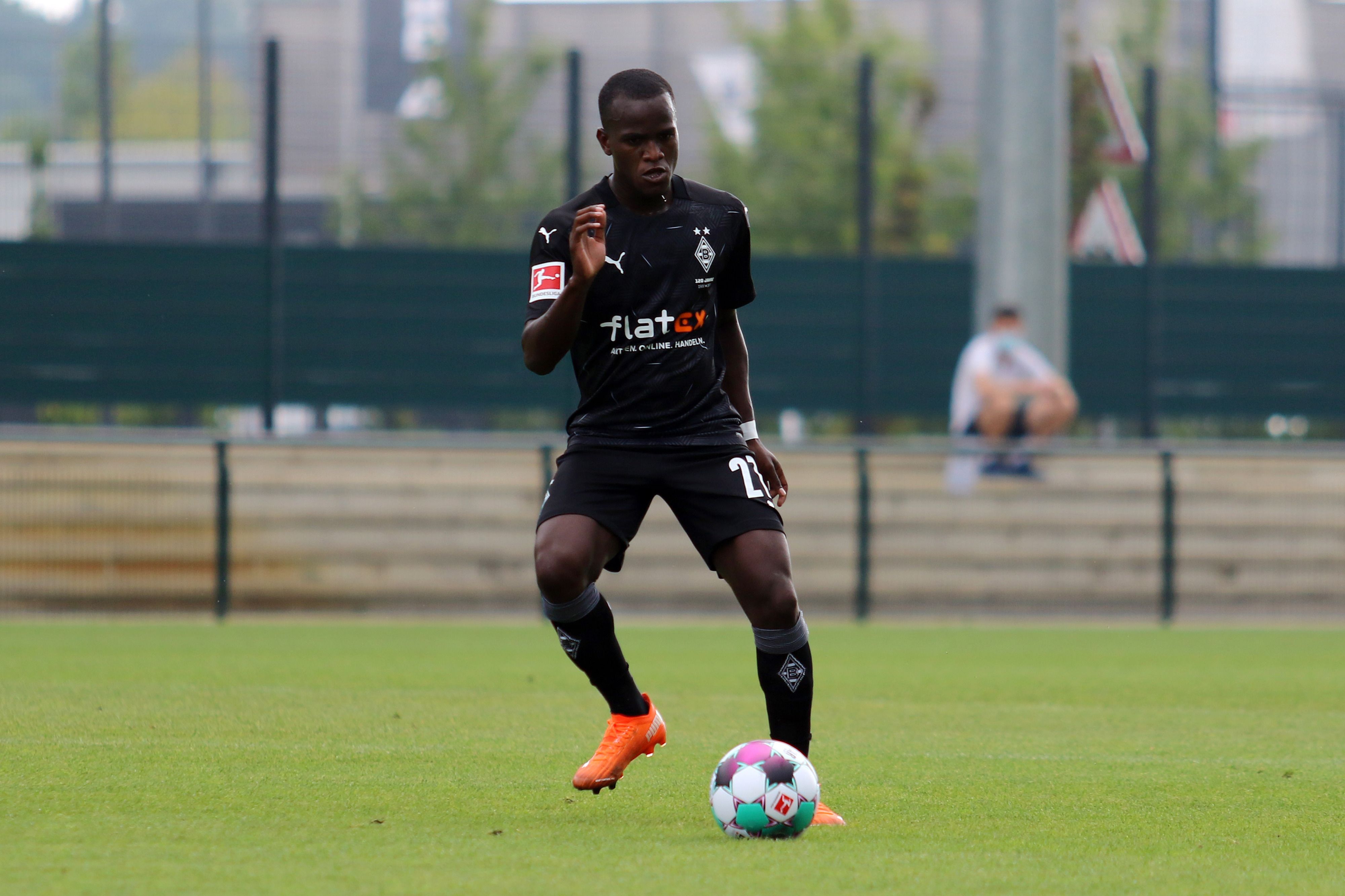 Gladbachs Famana Quizera bei einem Testspiel der Fohlen gegen den MSV Duisburg am 15.August 2020 auf dem Fohlenplatz am Ball.