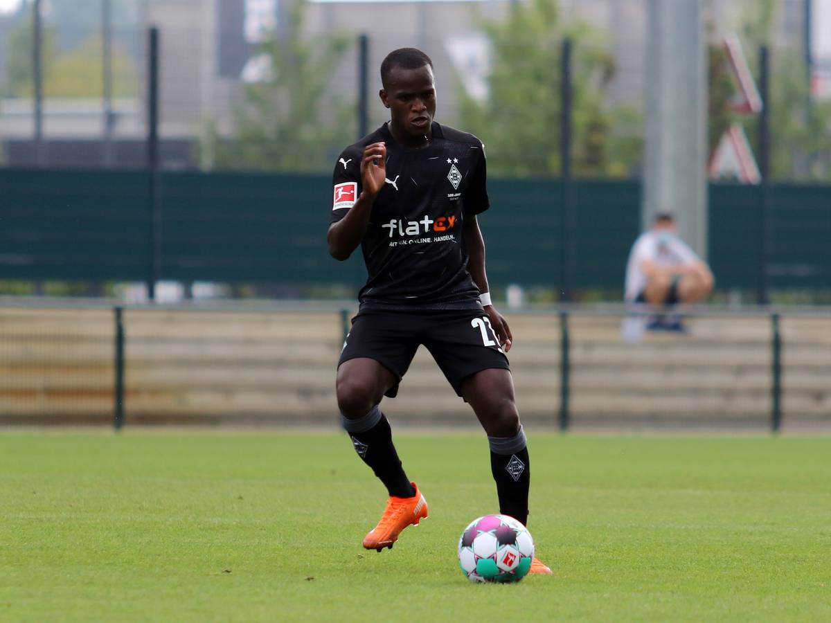 Gladbachs Famana Quizera bei einem Testspiel der Fohlen gegen den MSV Duisburg am 15.August 2020 auf dem Fohlenplatz am Ball.