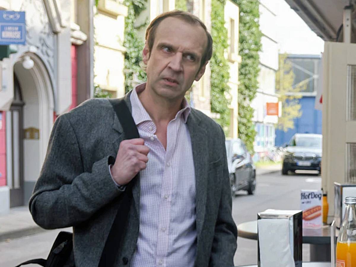 Torsten „Knippi“ Knippertz, Stadion-Sprecher bei Fußball-Bundesligist Borussia Mönchengladbach, steht als Bewährungshelfer Marius Popovic für die RTL-Serie „Unter Uns“ vor der Kamera. Für diese Rolle guckt er auf diesem Foto böse.