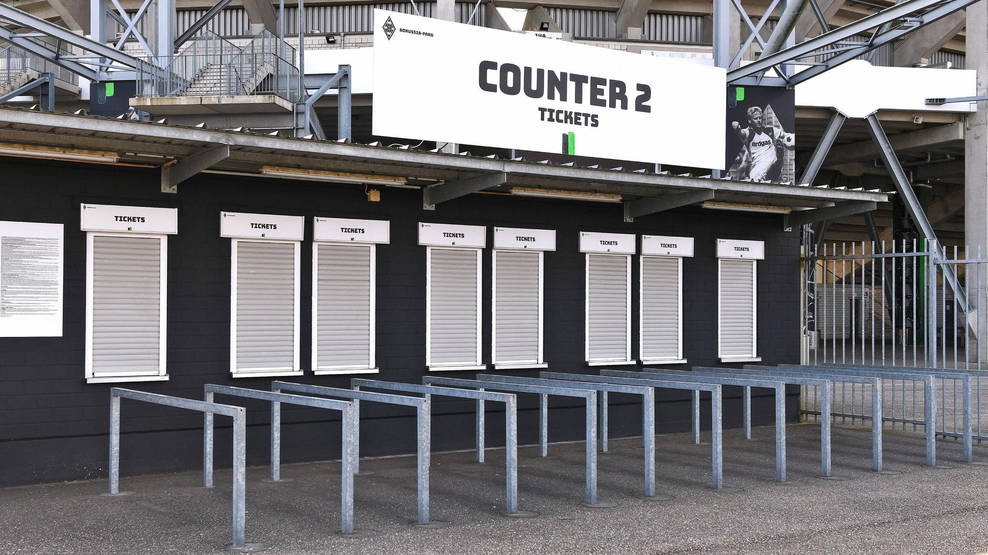 Ein geschlossener Ticket-Counter am Borussia-Park in Mönchengladbach.