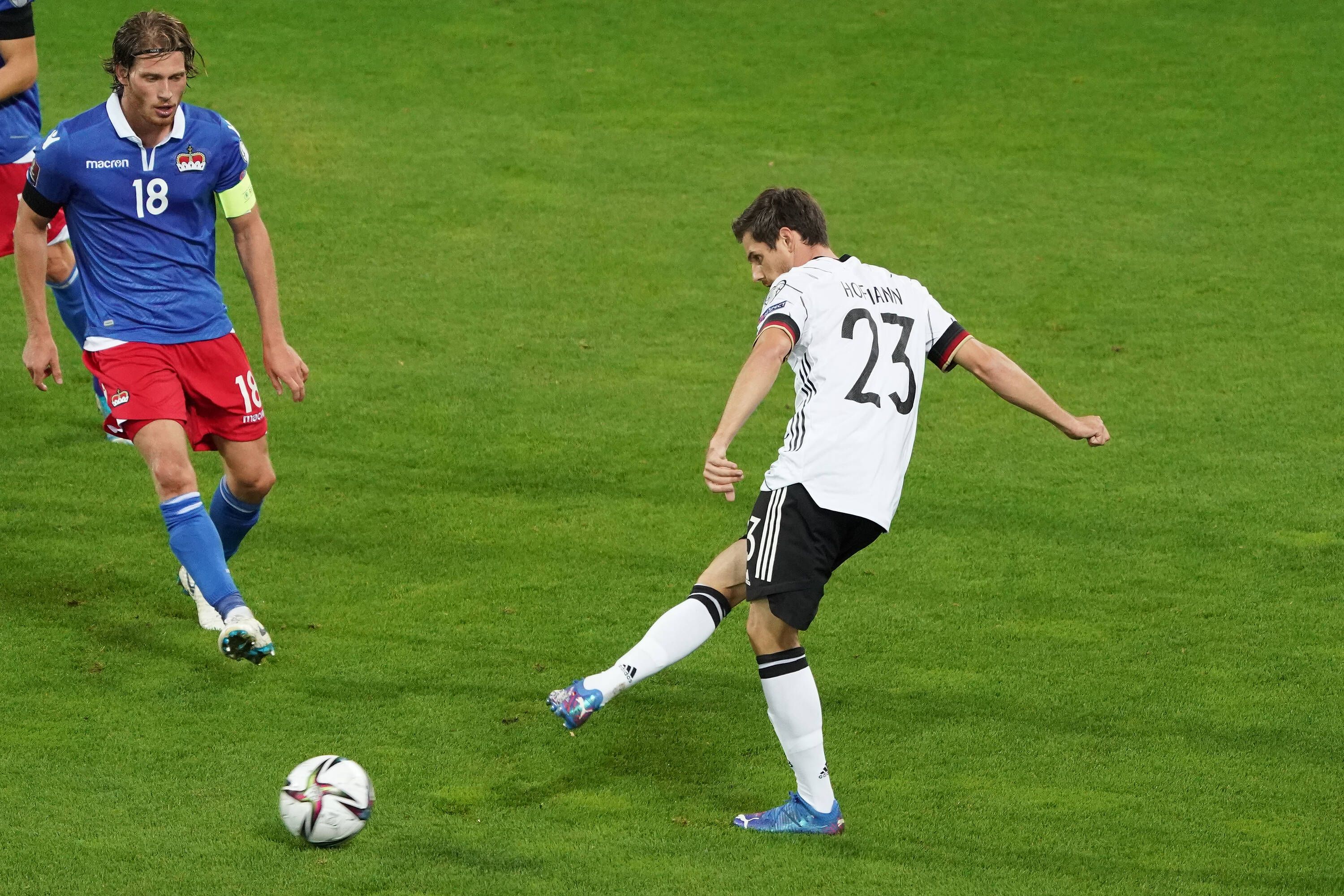 Jonas Hofmann, Profi von Borussia Mönchengladbach, hat beim 2:0-Sieg der deutschen Nationalmannschaft in der WM-Qualifikation gegen Liechtenstein (2. September 2021) spielen dürfen. In dieser Szene spielt er mit dem rechten Fuß den Ball nach vorne.
