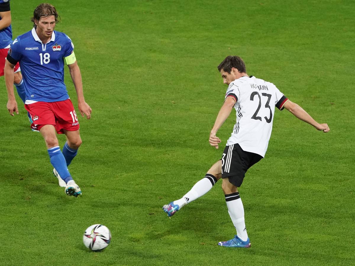 Jonas Hofmann, Profi von Borussia Mönchengladbach, hat beim 2:0-Sieg der deutschen Nationalmannschaft in der WM-Qualifikation gegen Liechtenstein (2. September 2021) spielen dürfen. In dieser Szene spielt er mit dem rechten Fuß den Ball nach vorne.