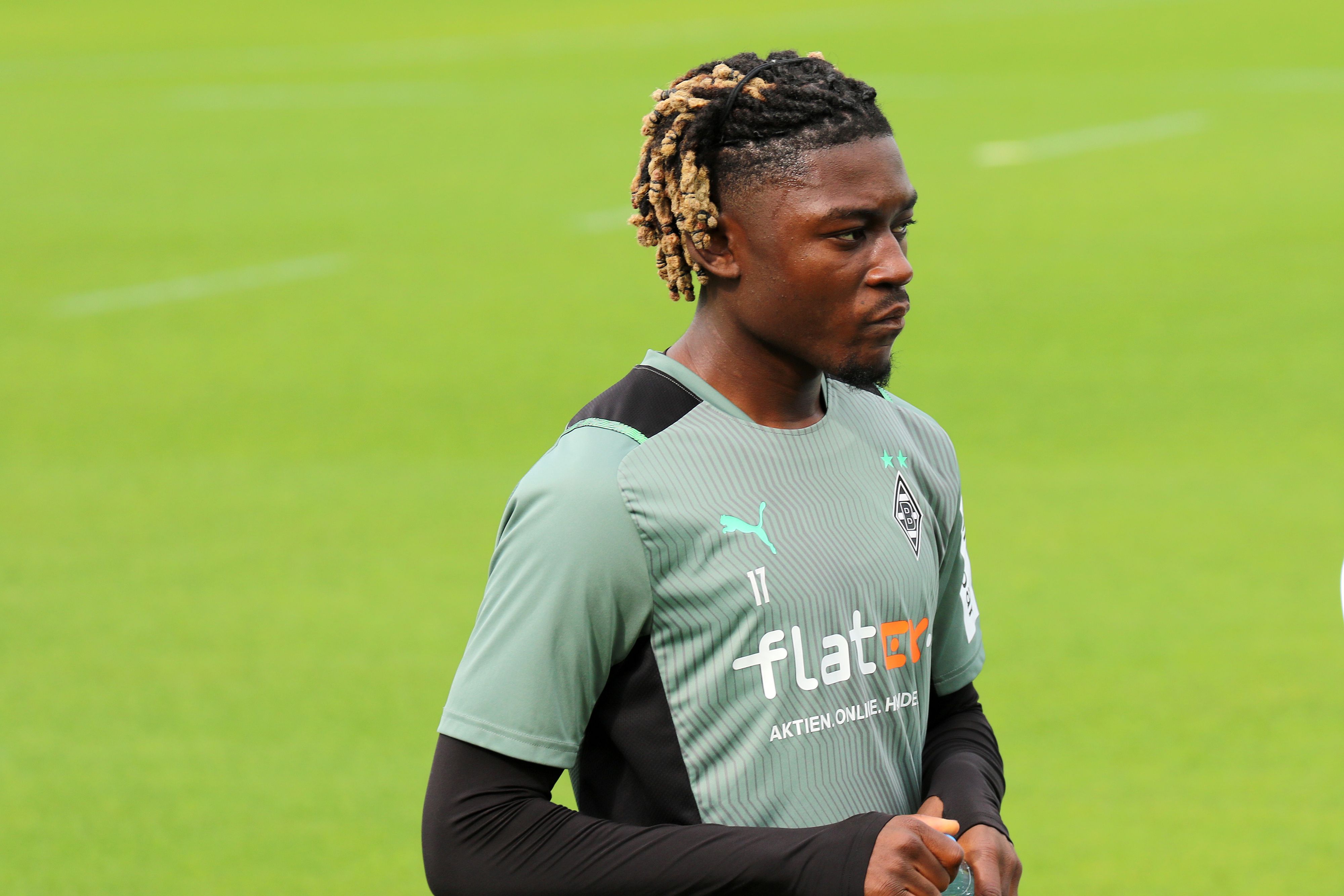 Gladbachs Manu Koné schaut am 07.08.2021 fokussiert: Der 20-Jährige arbeitet nach einer Innenbandverletzung im Knie auf dem Trainingsplatz im Borussia-Park an seinem Comeback.