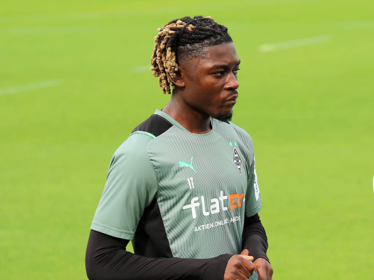 Gladbachs Manu Koné schaut am 07.08.2021 fokussiert: Der 20-Jährige arbeitet nach einer Innenbandverletzung im Knie auf dem Trainingsplatz im Borussia-Park an seinem Comeback.