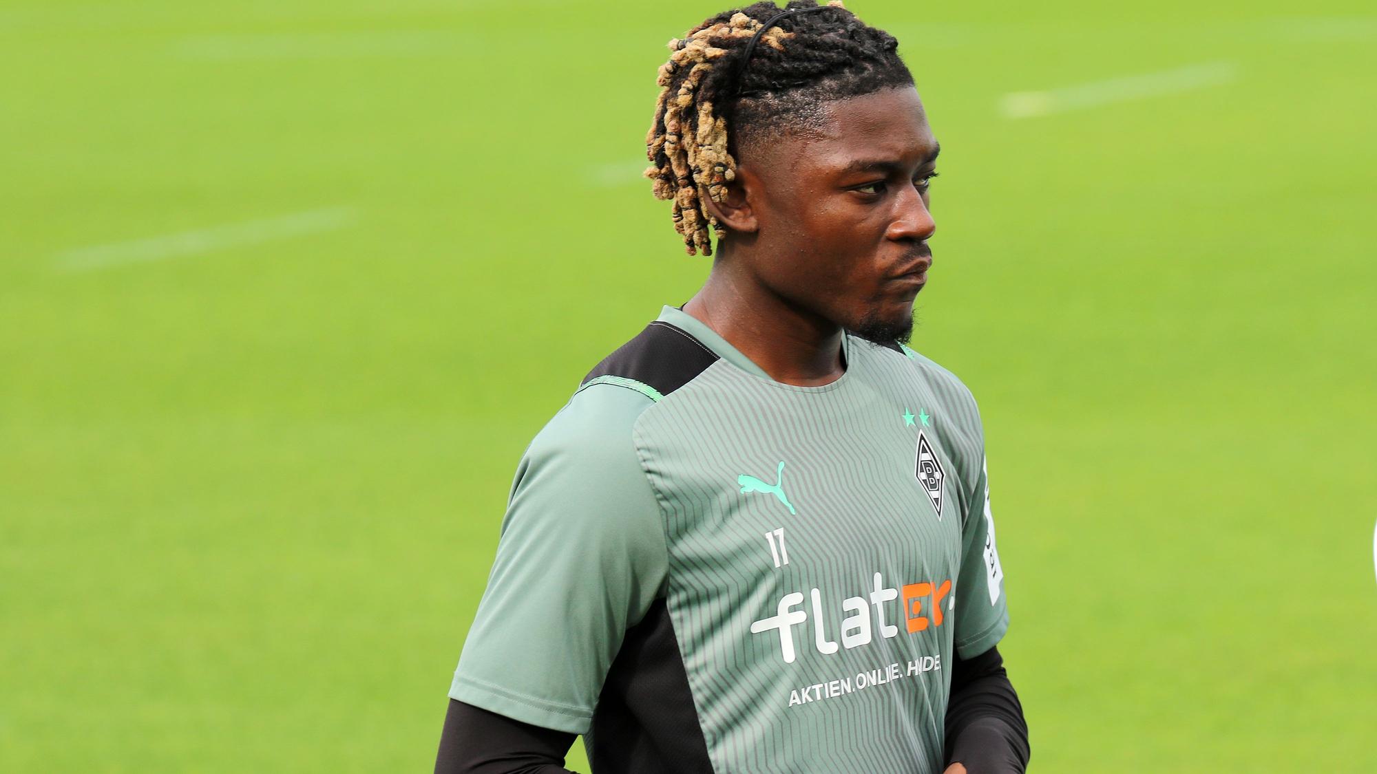 Gladbachs Manu Koné schaut am 07.08.2021 fokussiert: Der 20-Jährige arbeitet nach einer Innenbandverletzung im Knie auf dem Trainingsplatz im Borussia-Park an seinem Comeback.