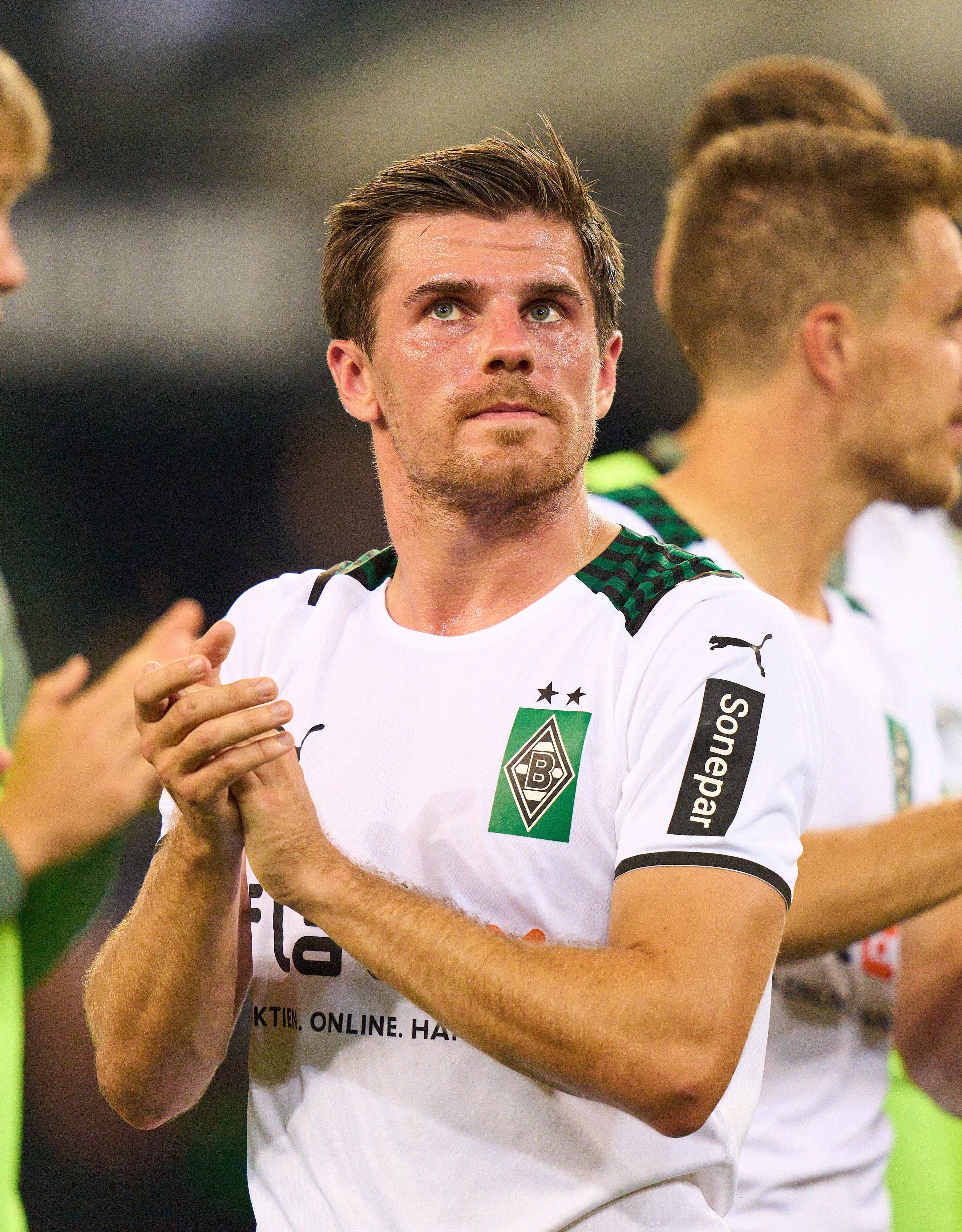 Jonas Hofmann von Borussia Mönchengladbach klatscht in die Hände nach dem Bundesliga-Spiel gegen Bayern München am 13. August 2021.