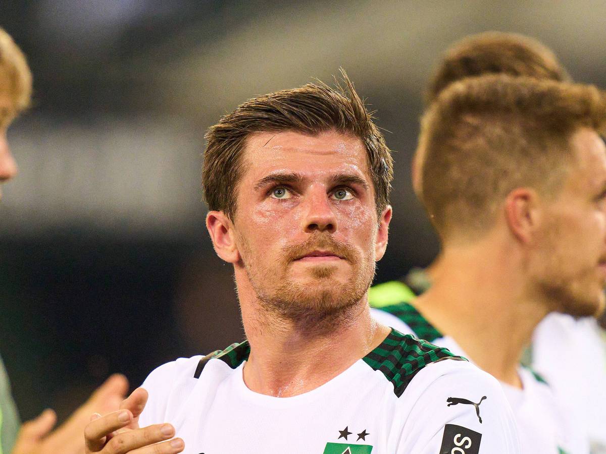 Jonas Hofmann von Borussia Mönchengladbach klatscht in die Hände nach dem Bundesliga-Spiel gegen Bayern München am 13. August 2021.