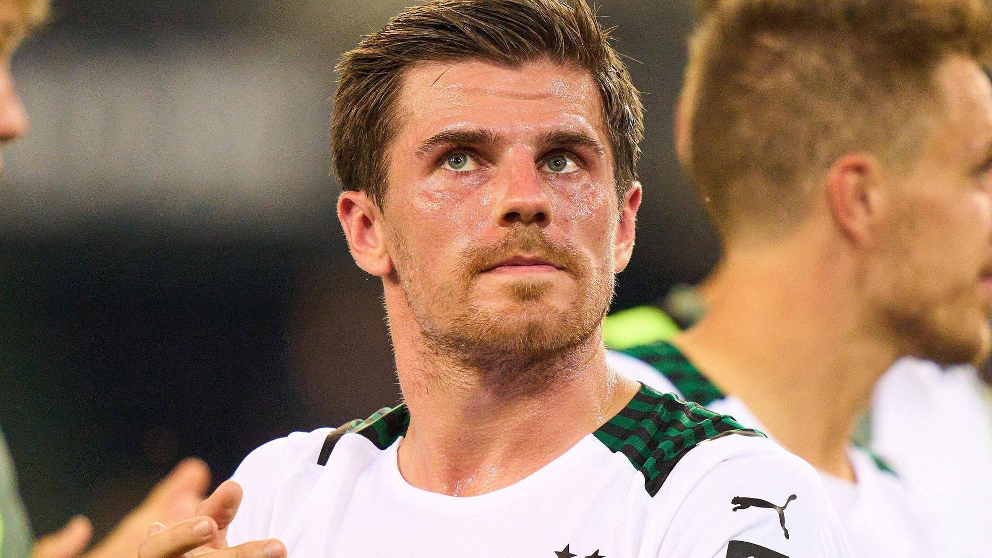 Jonas Hofmann von Borussia Mönchengladbach klatscht in die Hände nach dem Bundesliga-Spiel gegen Bayern München am 13. August 2021.