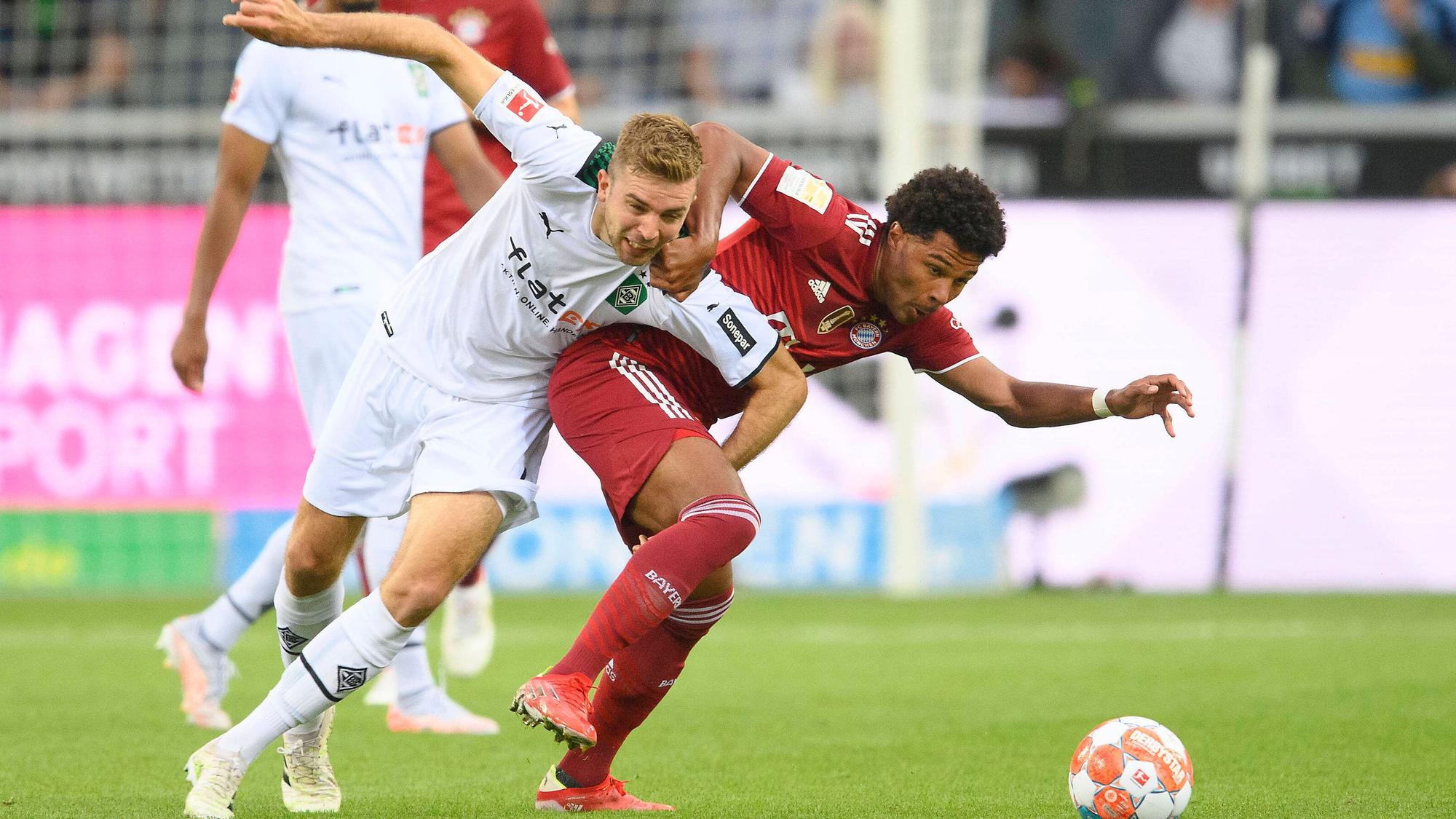 Gladbach-Profi Christoph Kramer (l.) im Zweikampf mit Bayern-München-Spieler Serge Gnabry (r.) beim Bundesliga-Duell am 13. August 2021 im Borussia-Park. Kramer und Gnabry ringen um den Ball.