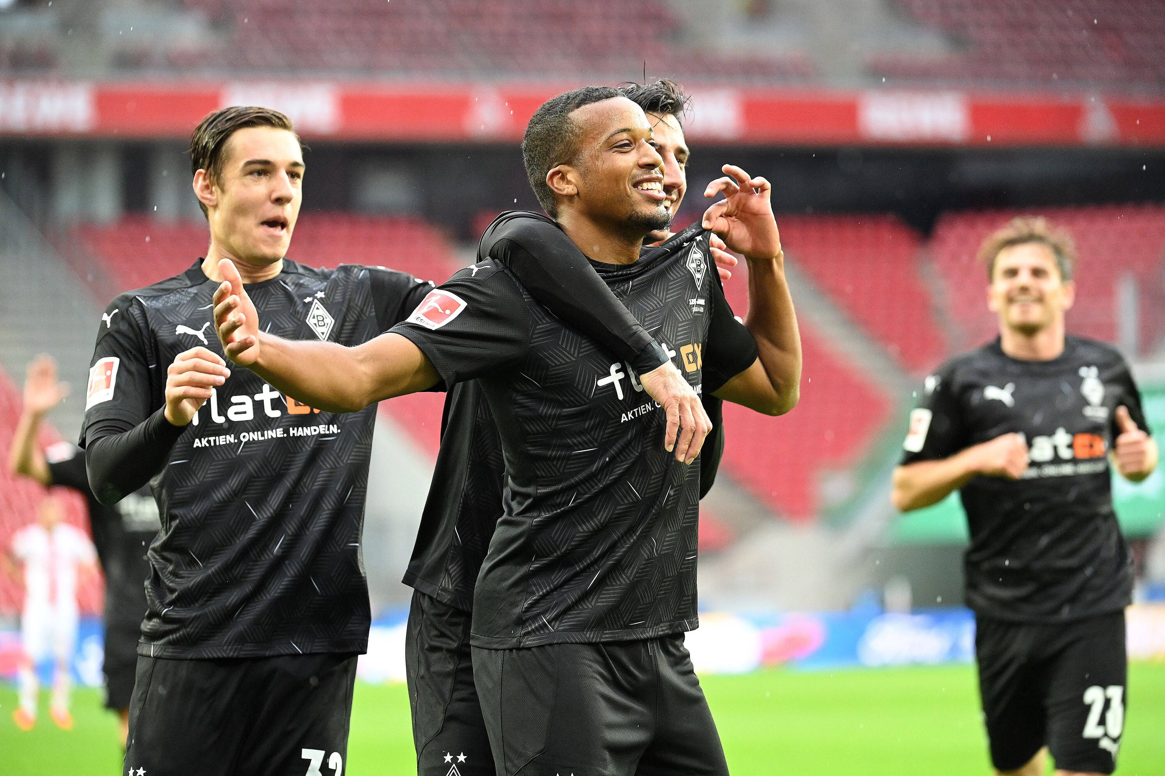 Alassane Plea, Stürmer von Borussia Mönchengladbach, bejubelt am 3. Oktober 2020 in Müngersdorf seinen Treffer beim 3:1-Sieg gegen den 1. FC Köln. Plea zupft an seinem Trikot und zeigt die Borussia-Raute.