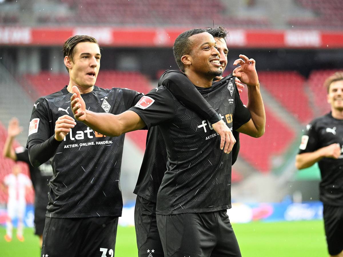 Alassane Plea, Stürmer von Borussia Mönchengladbach, bejubelt am 3. Oktober 2020 in Müngersdorf seinen Treffer beim 3:1-Sieg gegen den 1. FC Köln. Plea zupft an seinem Trikot und zeigt die Borussia-Raute.