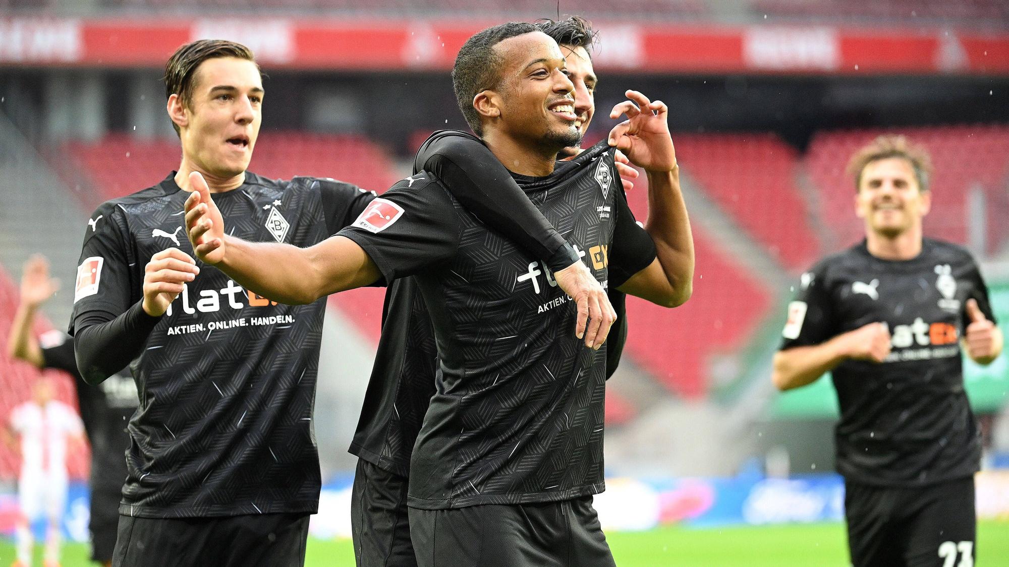 Alassane Plea, Stürmer von Borussia Mönchengladbach, bejubelt am 3. Oktober 2020 in Müngersdorf seinen Treffer beim 3:1-Sieg gegen den 1. FC Köln. Plea zupft an seinem Trikot und zeigt die Borussia-Raute.