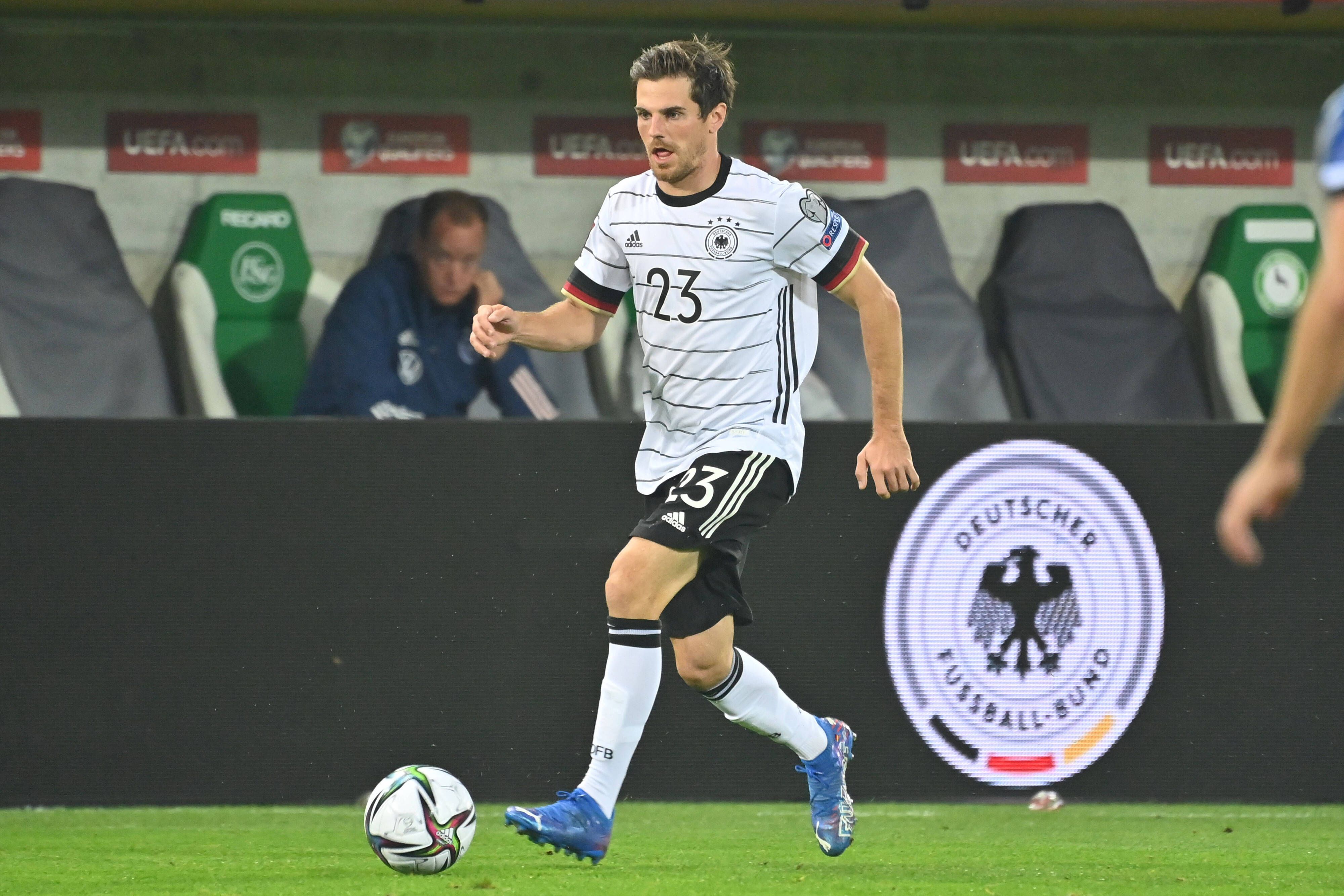 Jonas Hofmann von Borussia Mönchengladbach im Trikot der DFB-Elf. Der Offensivspieler ist beim 2:0 in der WM-Qualifikation (2. September 2021) gegen Liechtenstein als rechter Verteidiger zum Einsatz gekommen. In dieser Szene treibt Hofmann den Ball dynamisch nach vorne.