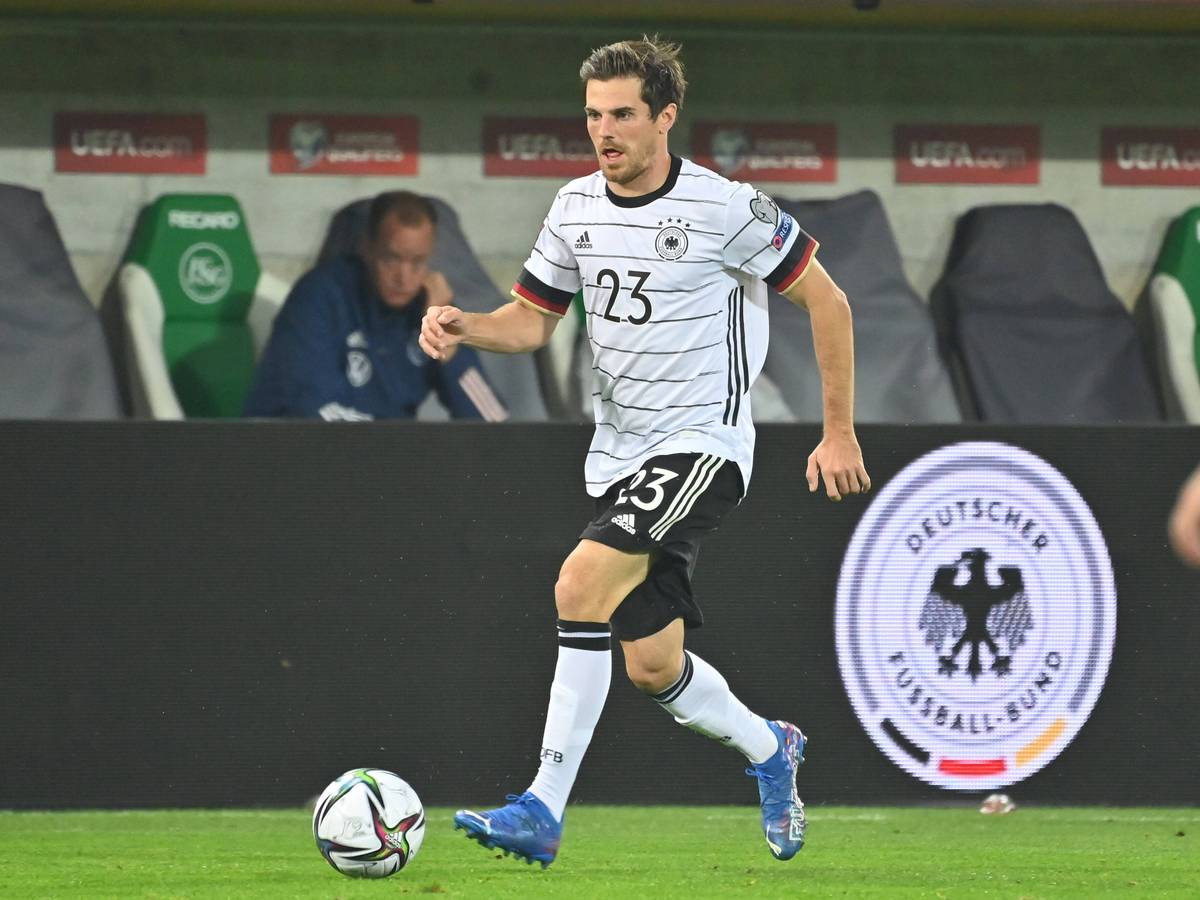 Jonas Hofmann von Borussia Mönchengladbach im Trikot der DFB-Elf. Der Offensivspieler ist beim 2:0 in der WM-Qualifikation (2. September 2021) gegen Liechtenstein als rechter Verteidiger zum Einsatz gekommen. In dieser Szene treibt Hofmann den Ball dynamisch nach vorne.