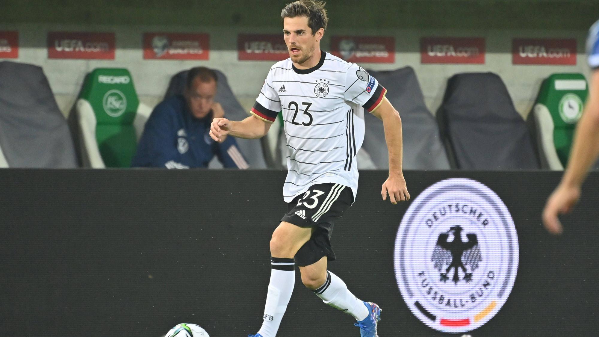 Jonas Hofmann von Borussia Mönchengladbach im Trikot der DFB-Elf. Der Offensivspieler ist beim 2:0 in der WM-Qualifikation (2. September 2021) gegen Liechtenstein als rechter Verteidiger zum Einsatz gekommen. In dieser Szene treibt Hofmann den Ball dynamisch nach vorne.