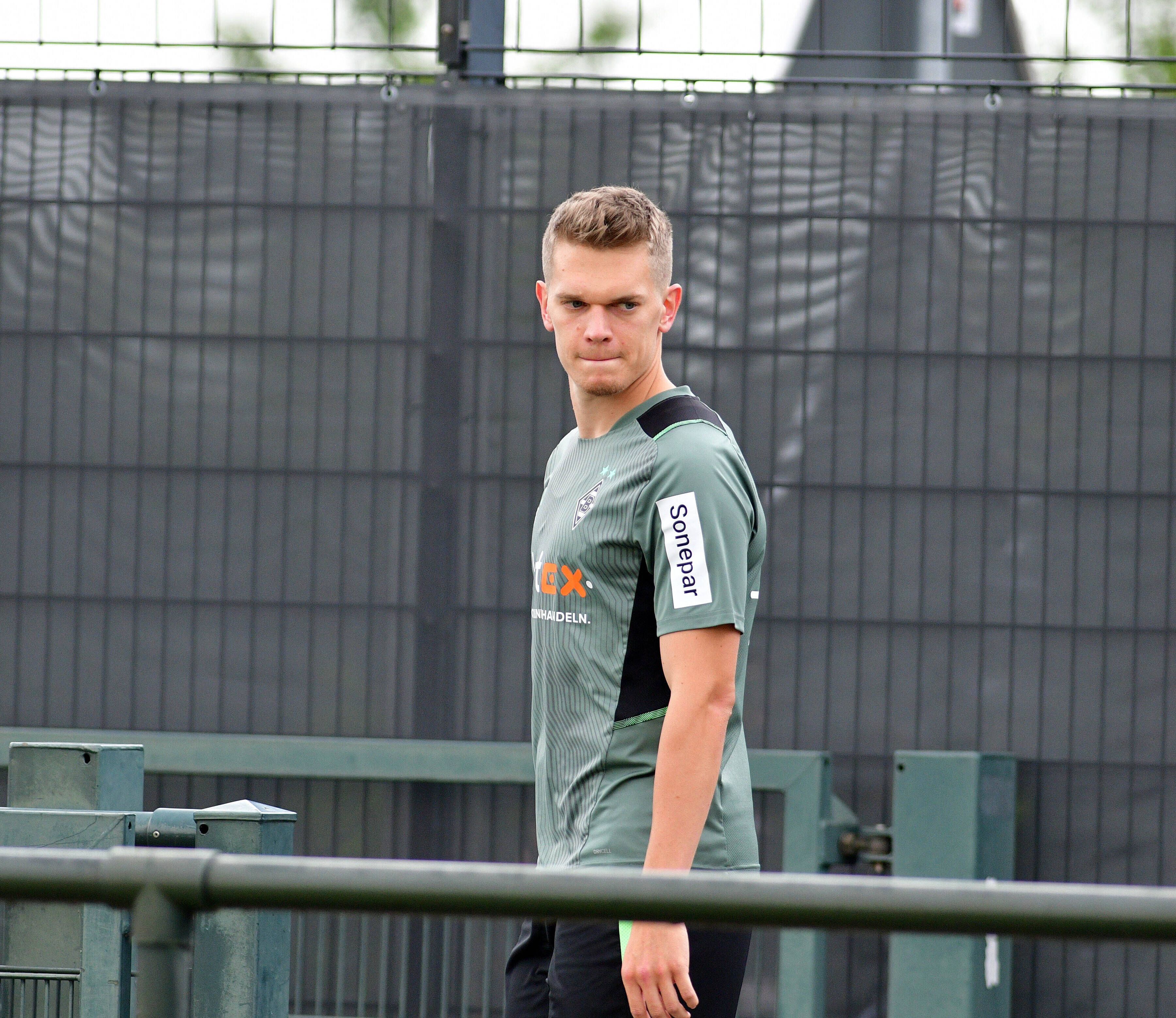Gladbach-Verteidiger Matthias Ginter, hier bei einer Trainingseinheit am 27.Juli 2021 im Borussia-Park, schaut abwesend.