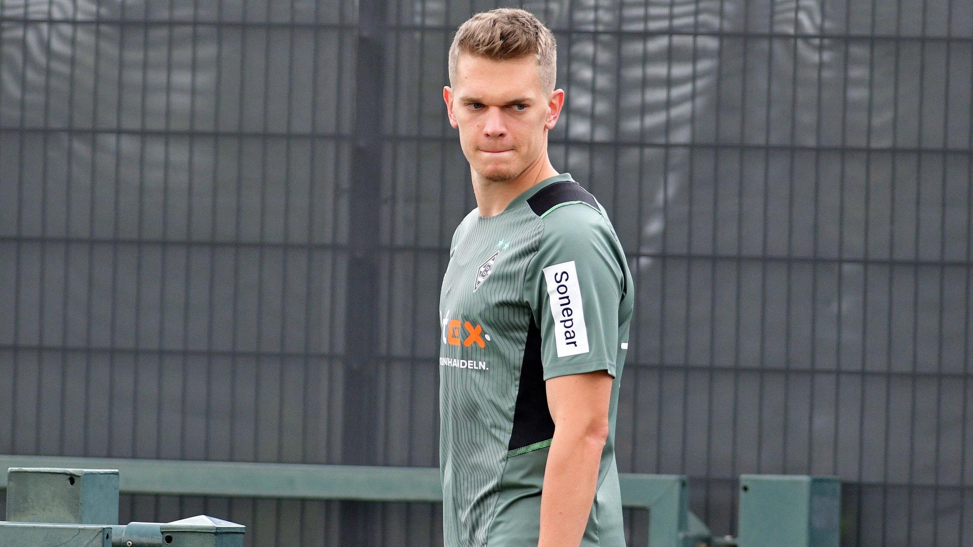 Gladbach-Verteidiger Matthias Ginter, hier bei einer Trainingseinheit am 27.Juli 2021 im Borussia-Park, schaut abwesend.