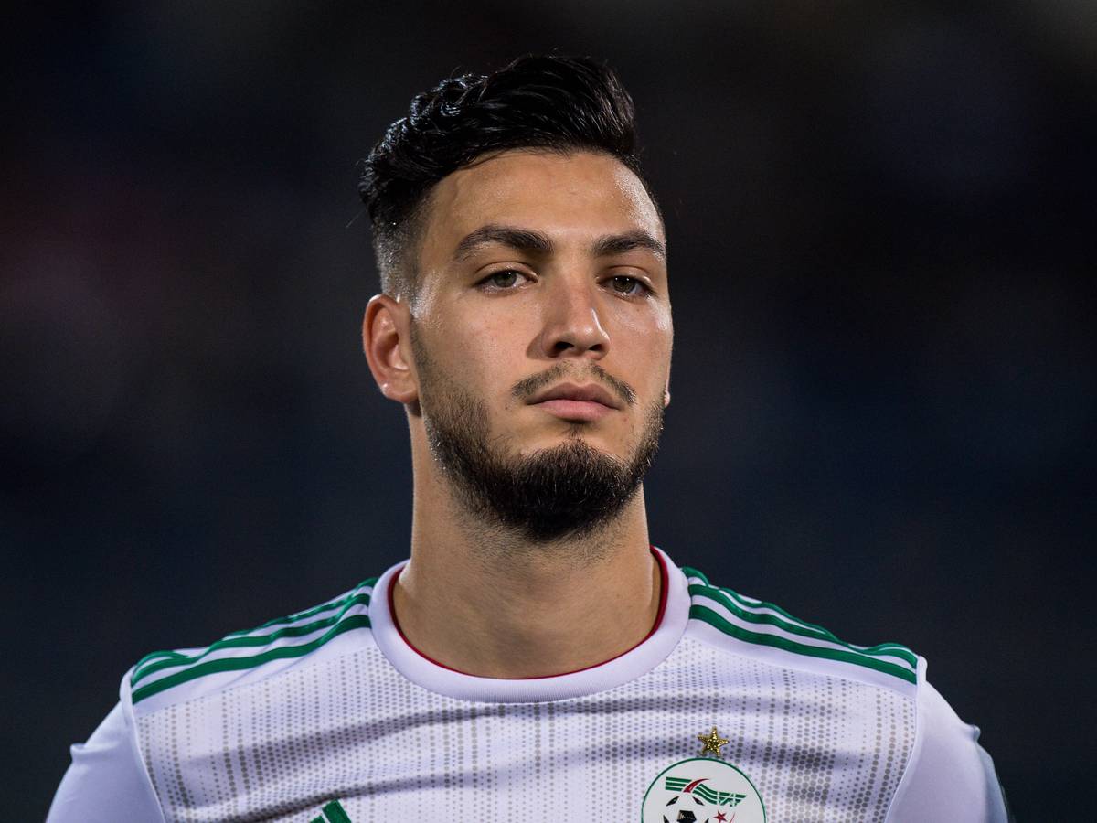 Gladbachs Ramy Bensebaini posiert am 23. Juni 2019 vor einem Spiel der algerischen Nationalmannschaft beim Afrika Cup in Kairo für ein Mannschaftsfoto.