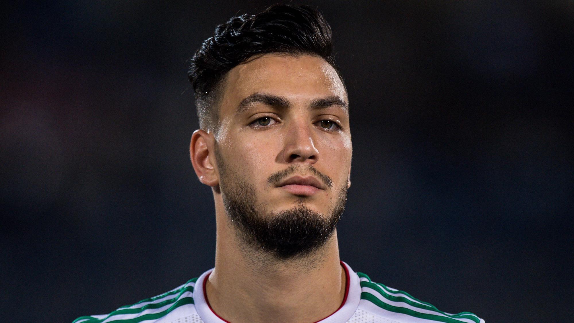 Gladbachs Ramy Bensebaini posiert am 23. Juni 2019 vor einem Spiel der algerischen Nationalmannschaft beim Afrika Cup in Kairo für ein Mannschaftsfoto.