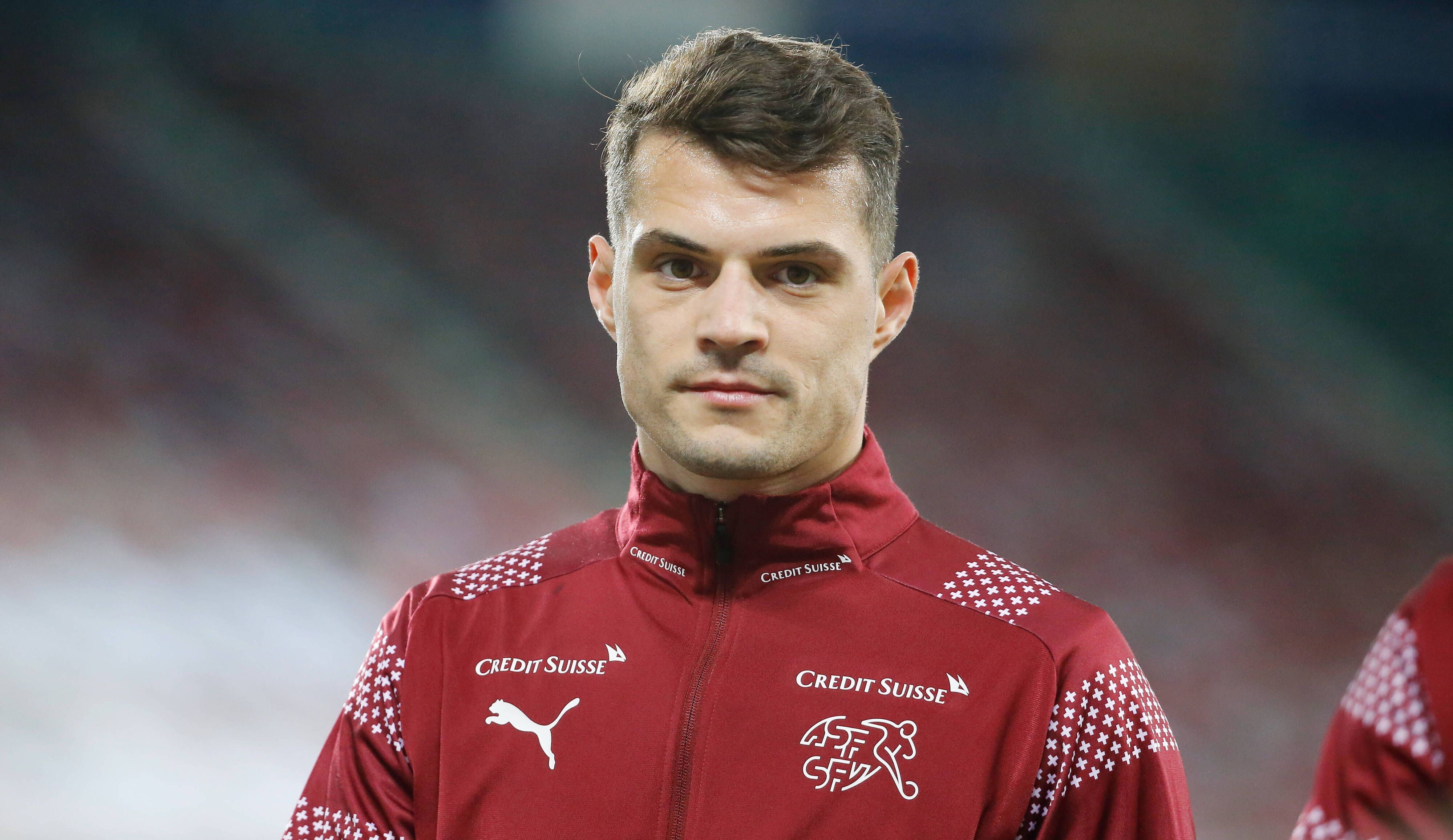 Ex-Gladbacher Granit Xhaka bei einem Spiel der Schweiz am 28.03.2021 in Sankt Gallen schaut ernst und fokussiert in die Kamera.