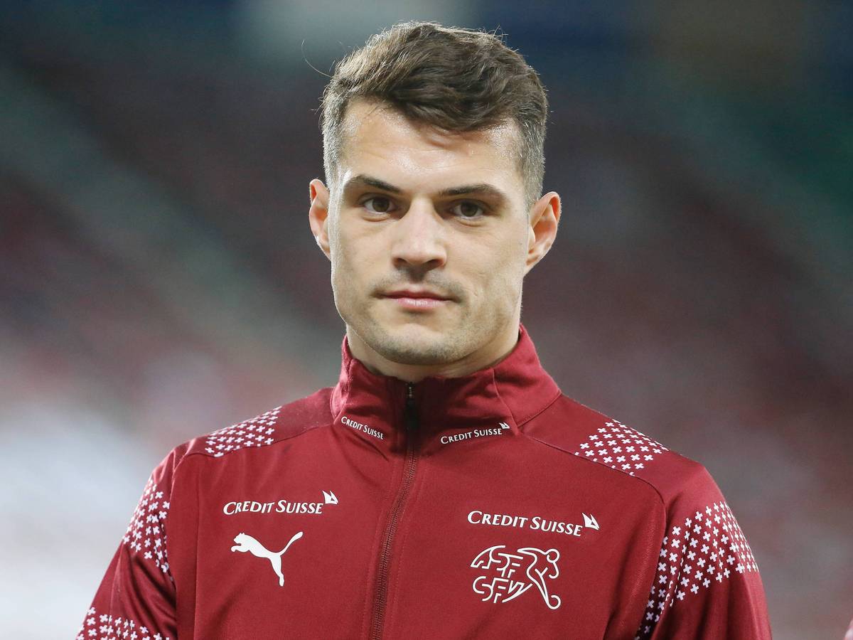 Ex-Gladbacher Granit Xhaka bei einem Spiel der Schweiz am 28.03.2021 in Sankt Gallen schaut ernst und fokussiert in die Kamera.