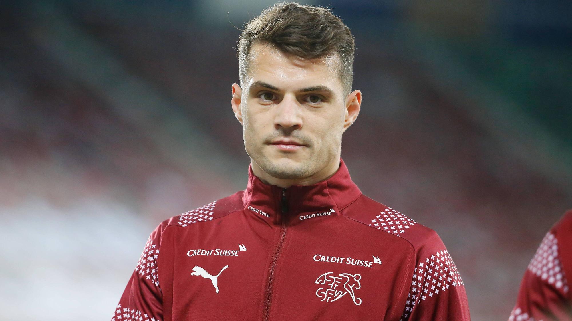 Ex-Gladbacher Granit Xhaka bei einem Spiel der Schweiz am 28.03.2021 in Sankt Gallen schaut ernst und fokussiert in die Kamera.