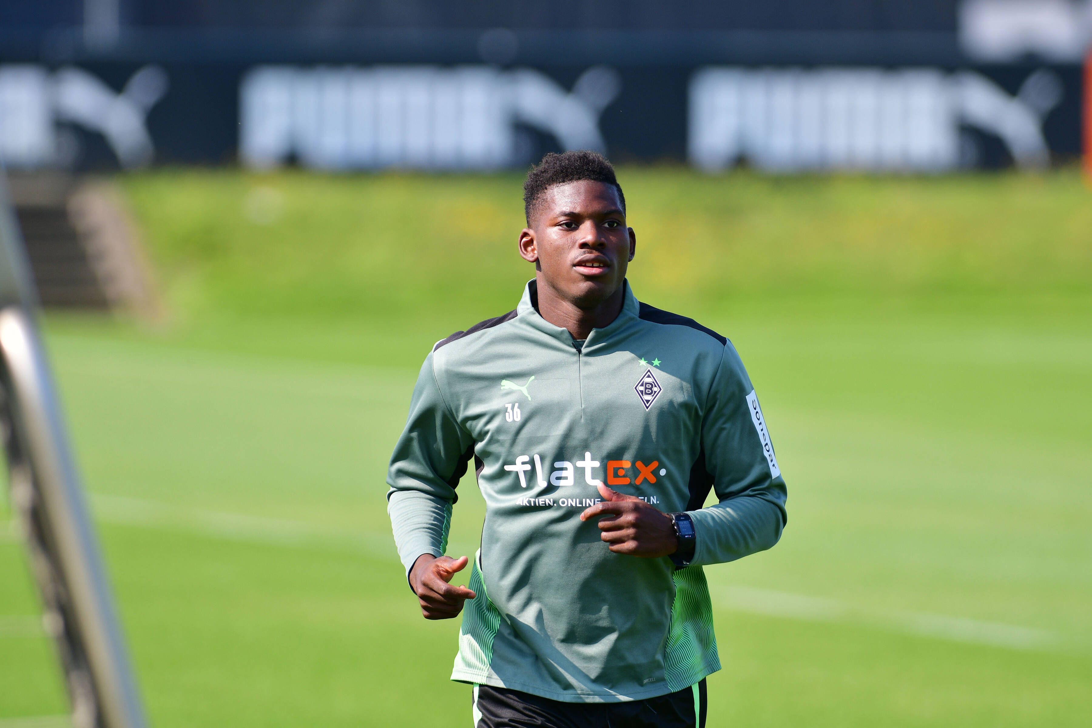 Breel Embolo joggt bei einer Trainingseinheit der Fohlen am 4. August 2021 über den Trainingsplatz im Borussia-Park.
