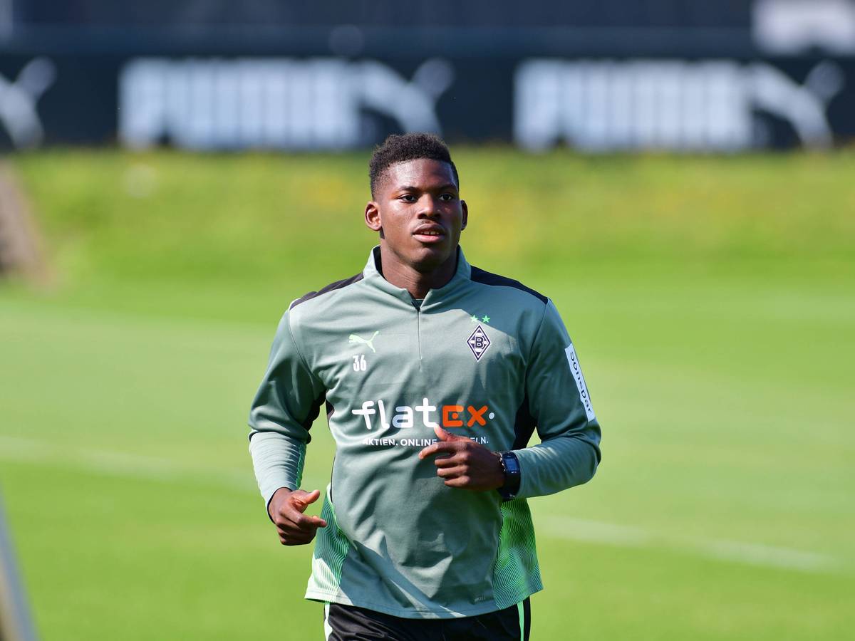 Breel Embolo joggt bei einer Trainingseinheit der Fohlen am 4. August 2021 über den Trainingsplatz im Borussia-Park.